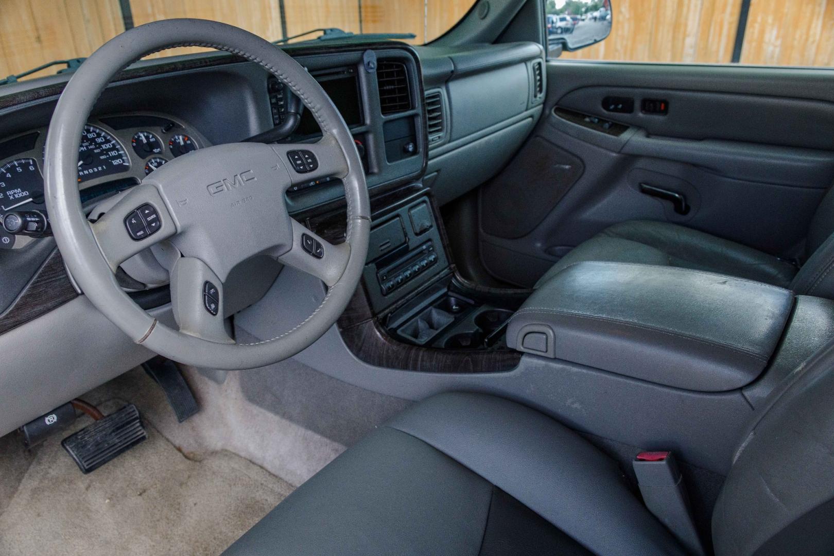 2006 SILVER GMC YUKON DENALI XL AWD (1GKFK66U66J) with an 6.0L V8 OHV 16V engine, 4-SPEED AUTOMATIC transmission, located at 420 E. Kingsbury St., Seguin, TX, 78155, (830) 401-0495, 29.581060, -97.961647 - Photo#7