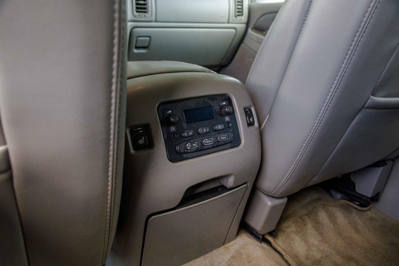 2006 SILVER GMC YUKON DENALI XL AWD (1GKFK66U66J) with an 6.0L V8 OHV 16V engine, 4-SPEED AUTOMATIC transmission, located at 420 E. Kingsbury St., Seguin, TX, 78155, (830) 401-0495, 29.581060, -97.961647 - Photo#11