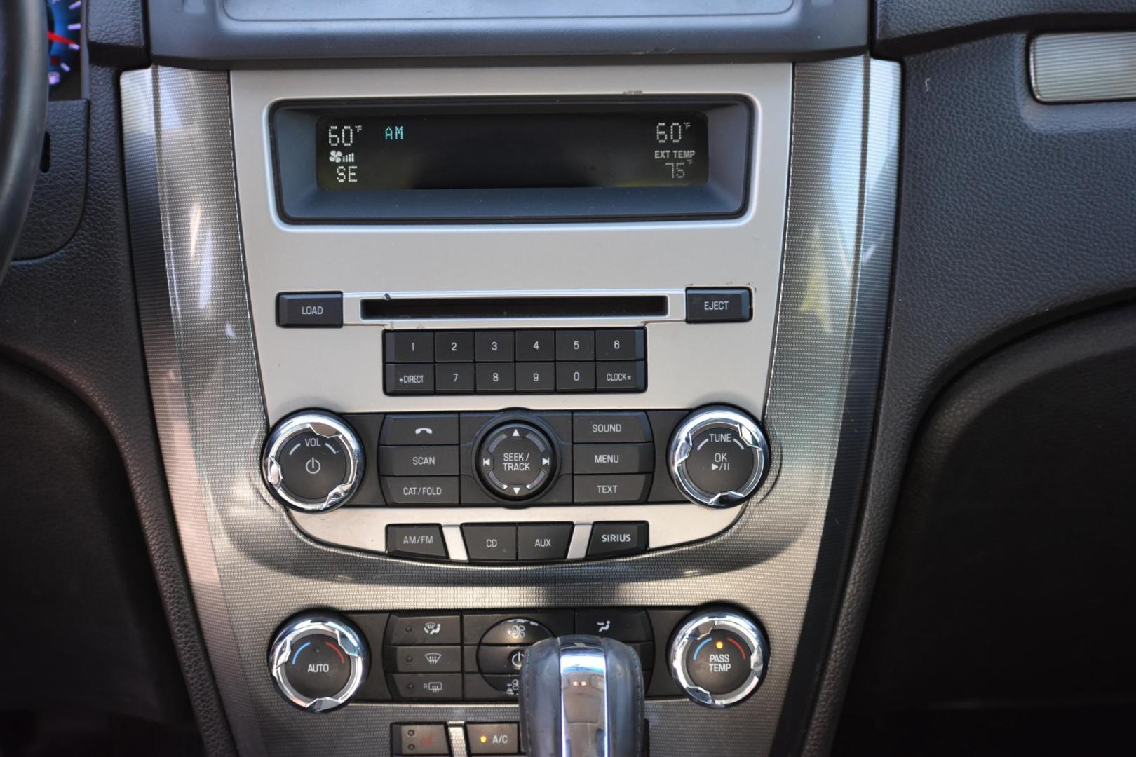 2010 Ford Fusion SEL (3FAHP0JA4AR) with an 2.5L L4 DOHC 16V engine, located at 420 E. Kingsbury St., Seguin, TX, 78155, (830) 401-0495, 29.581060, -97.961647 - Photo#5