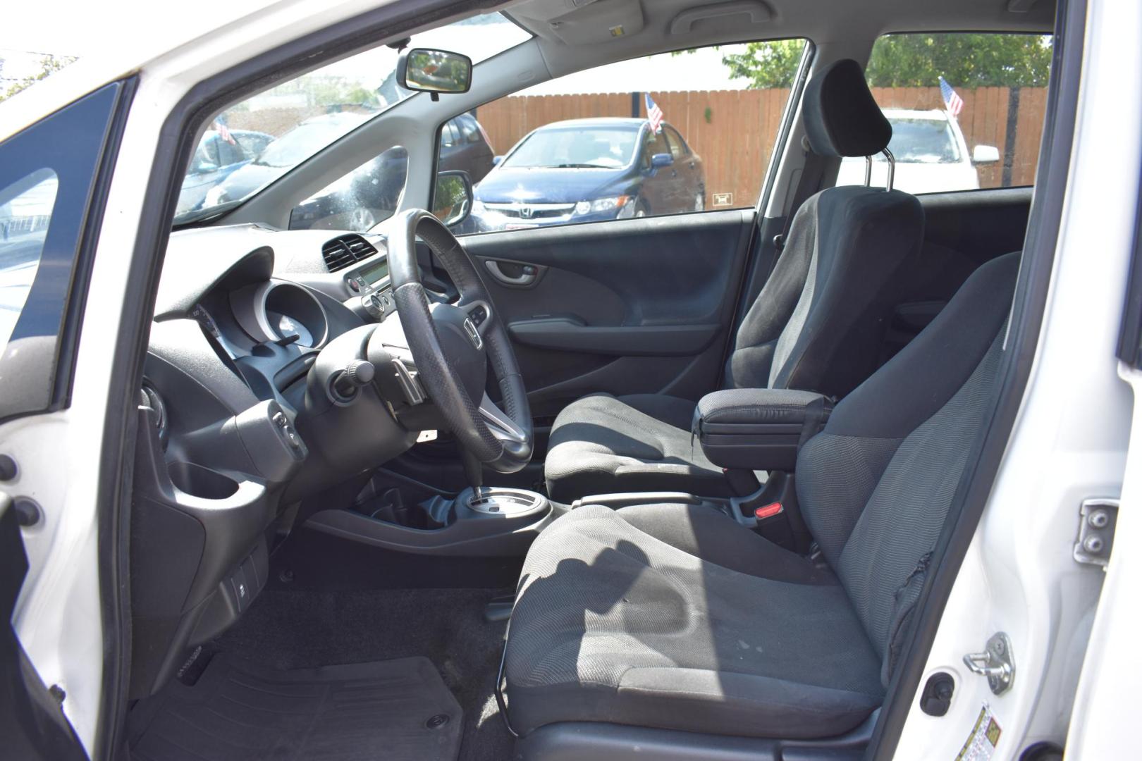 2011 WHITE Honda Fit Sport 5-Speed AT (JHMGE8H56BS) with an 1.5L L4 SOHC 16V engine, 5-Speed Automatic transmission, located at 420 E. Kingsbury St., Seguin, TX, 78155, (830) 401-0495, 29.581060, -97.961647 - Photo#3