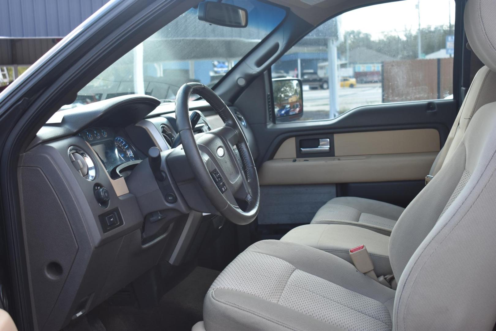 2013 Ford F-150 Lariat SuperCab 6.5-ft. Bed 2WD (1FTFX1CF2DF) with an 5.0L V8 engine, 6-Speed Automatic transmission, located at 420 E. Kingsbury St., Seguin, TX, 78155, (830) 401-0495, 29.581060, -97.961647 - Photo#4