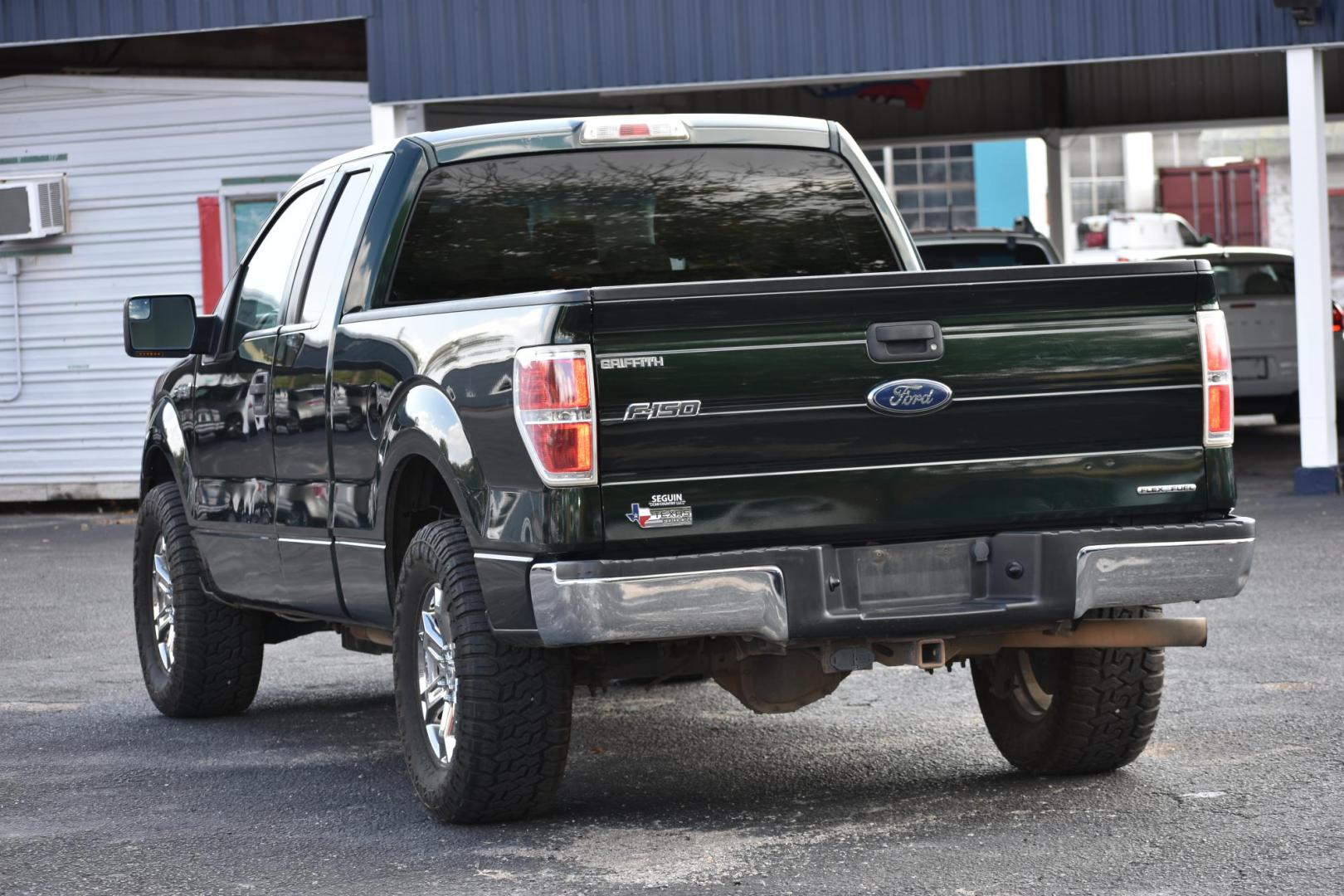 2013 Ford F-150 Lariat SuperCab 6.5-ft. Bed 2WD (1FTFX1CF2DF) with an 5.0L V8 engine, 6-Speed Automatic transmission, located at 420 E. Kingsbury St., Seguin, TX, 78155, (830) 401-0495, 29.581060, -97.961647 - Photo#2