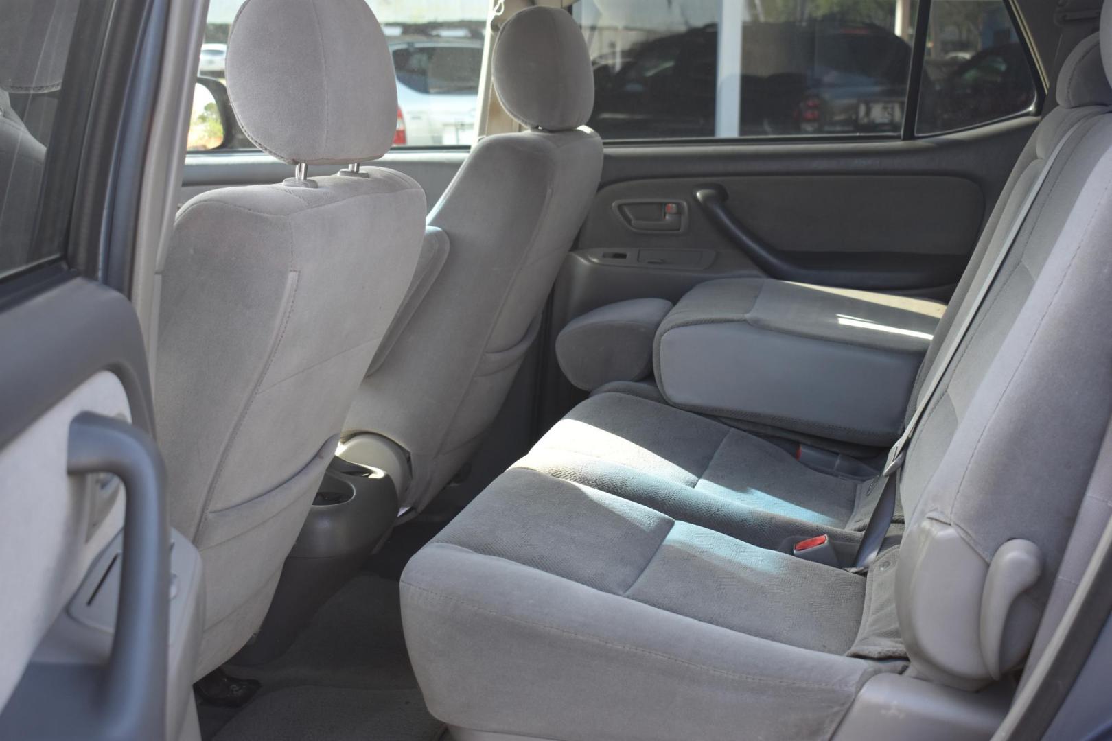 2006 Toyota Sequoia SR5 4WD (5TDBT44A56S) with an 4.7L V8 DOHC 32V engine, 5-Speed Automatic Overdrive transmission, located at 420 E. Kingsbury St., Seguin, TX, 78155, (830) 401-0495, 29.581060, -97.961647 - Photo#5