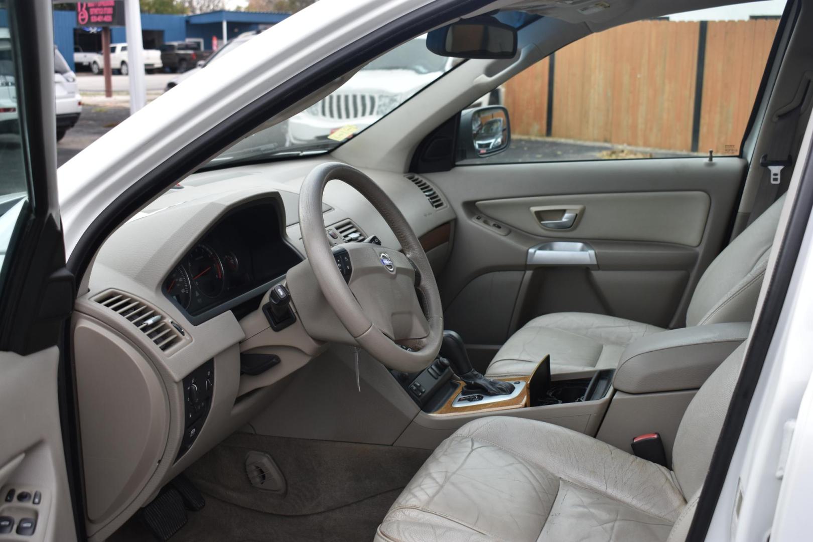 2006 Volvo XC90 2.5T (YV4CN592861) with an 2.5L L5 DOHC 20V TURBO engine, 5-Speed Automatic transmission, located at 420 E. Kingsbury St., Seguin, TX, 78155, (830) 401-0495, 29.581060, -97.961647 - Photo#2