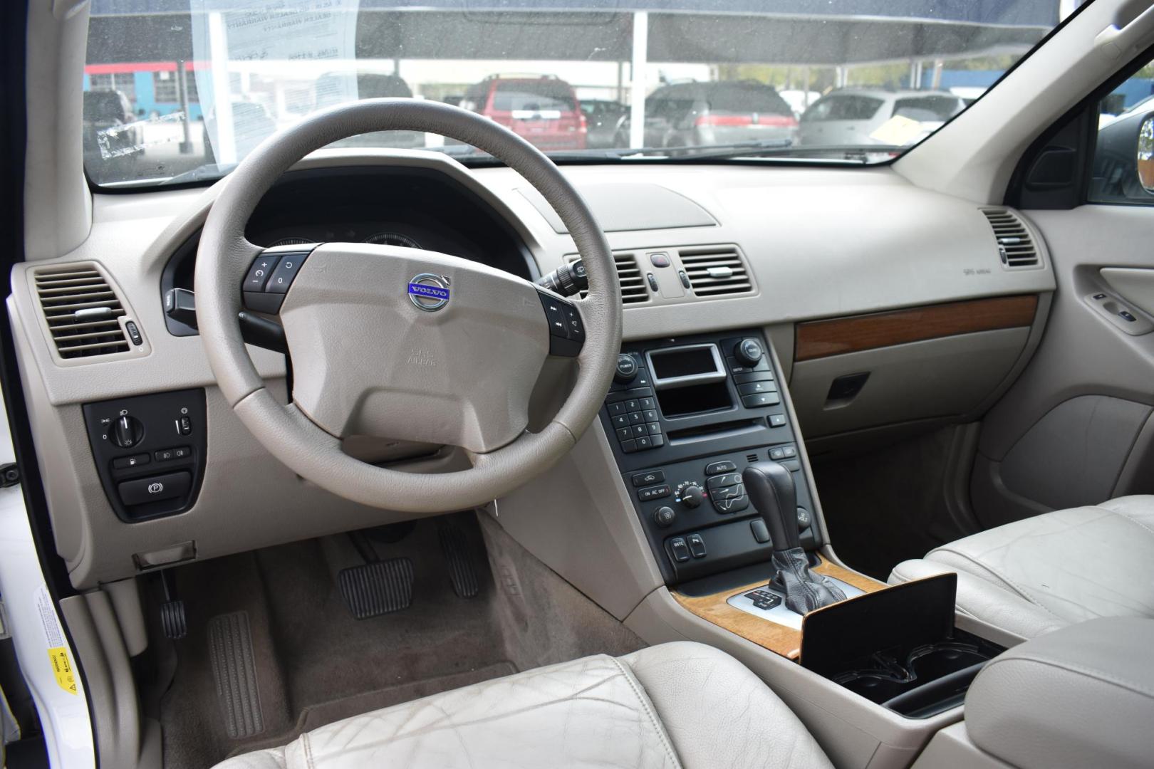 2006 Volvo XC90 2.5T (YV4CN592861) with an 2.5L L5 DOHC 20V TURBO engine, 5-Speed Automatic transmission, located at 420 E. Kingsbury St., Seguin, TX, 78155, (830) 401-0495, 29.581060, -97.961647 - Photo#4