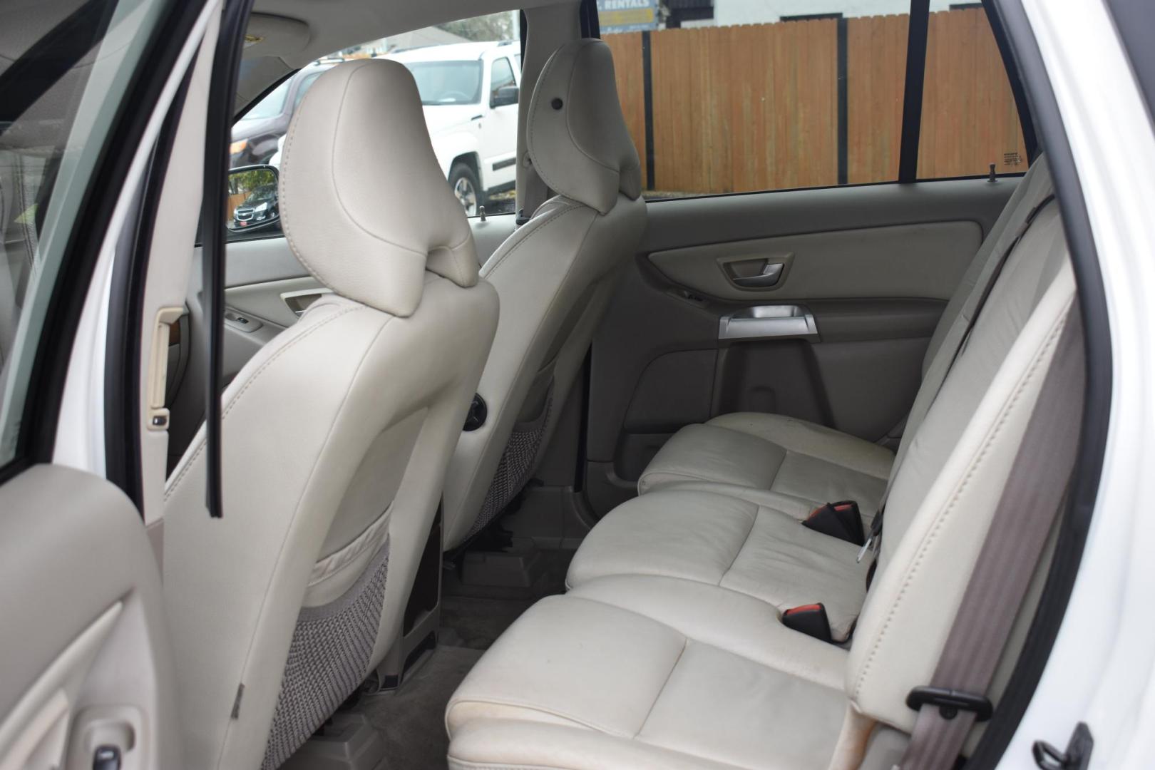 2006 Volvo XC90 2.5T (YV4CN592861) with an 2.5L L5 DOHC 20V TURBO engine, 5-Speed Automatic transmission, located at 420 E. Kingsbury St., Seguin, TX, 78155, (830) 401-0495, 29.581060, -97.961647 - Photo#5