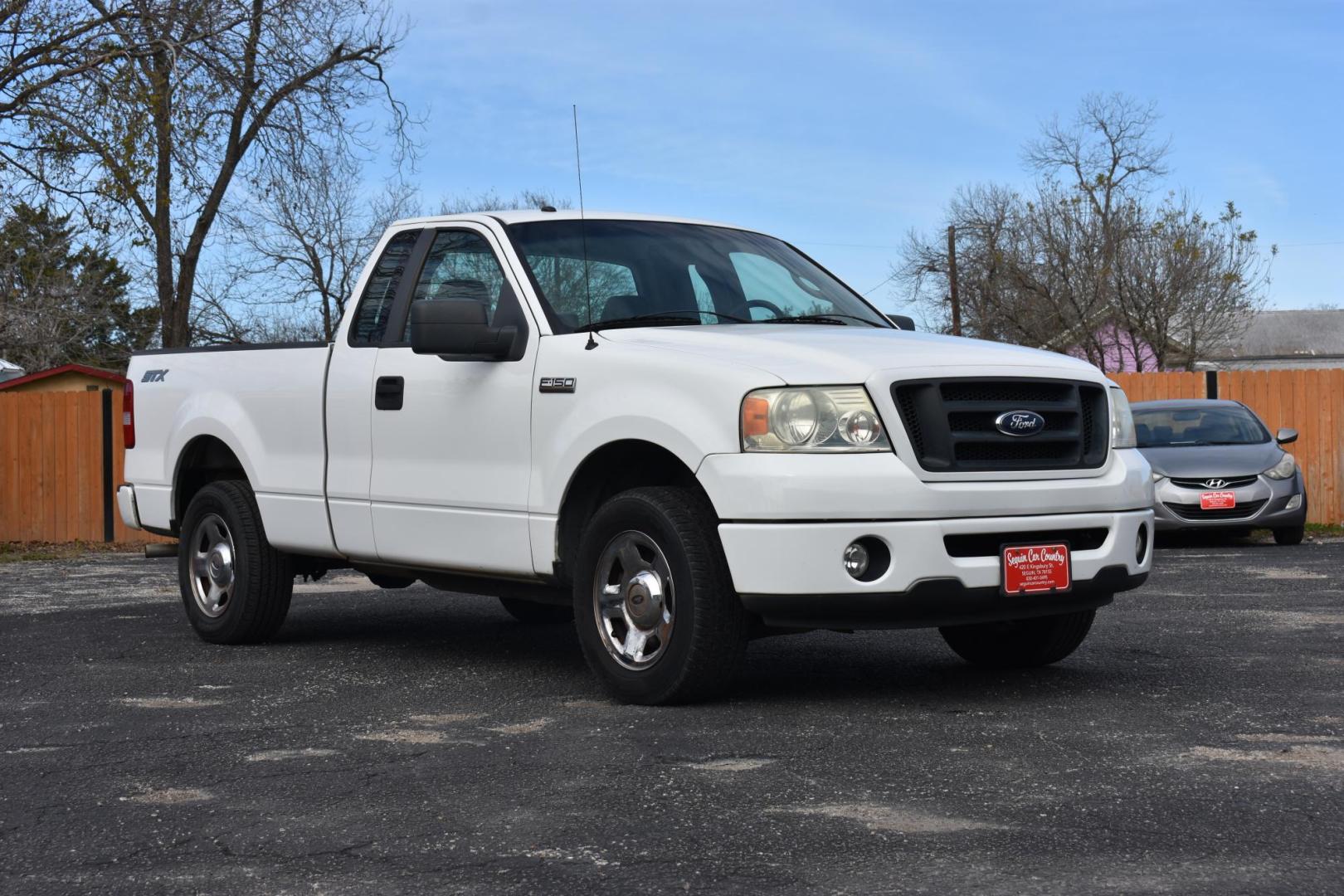 2007 WHITE Ford F-150 STX 2WD (1FTRF12287N) with an 4.2L V6 OHV 12V engine, located at 420 E. Kingsbury St., Seguin, TX, 78155, (830) 401-0495, 29.581060, -97.961647 - Photo#1