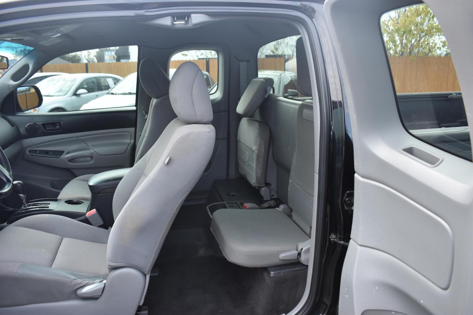 2015 BLACK Toyota Tacoma PreRunner Access Cab I4 4AT 2WD (5TFTX4GN9FX) with an 2.7L L4 DOHC 16V engine, 4-Speed Automatic transmission, located at 420 E. Kingsbury St., Seguin, TX, 78155, (830) 401-0495, 29.581060, -97.961647 - Photo#4