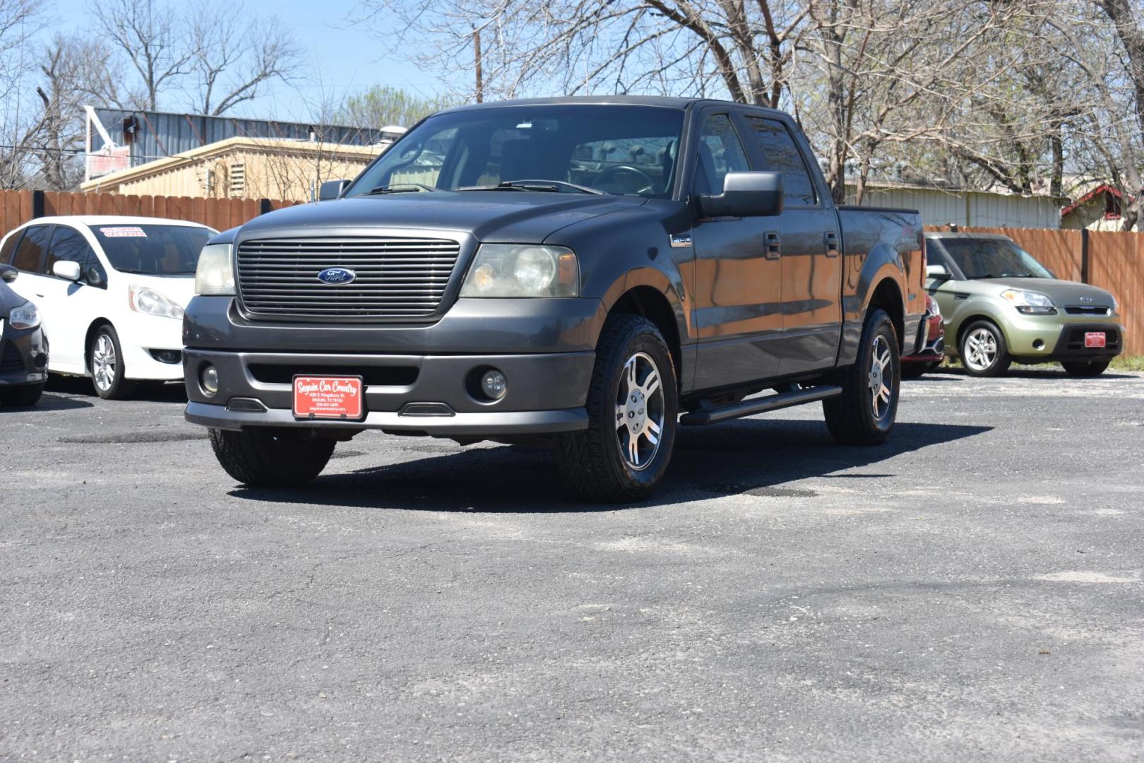2007 GRAY Ford F-150 Lariat SuperCrew 2WD (1FTRW12WX7K) with an 4.6L V8 SOHC 16V engine, 4-Speed Automatic Overdrive transmission, located at 420 E. Kingsbury St., Seguin, TX, 78155, (830) 401-0495, 29.581060, -97.961647 - Photo#1
