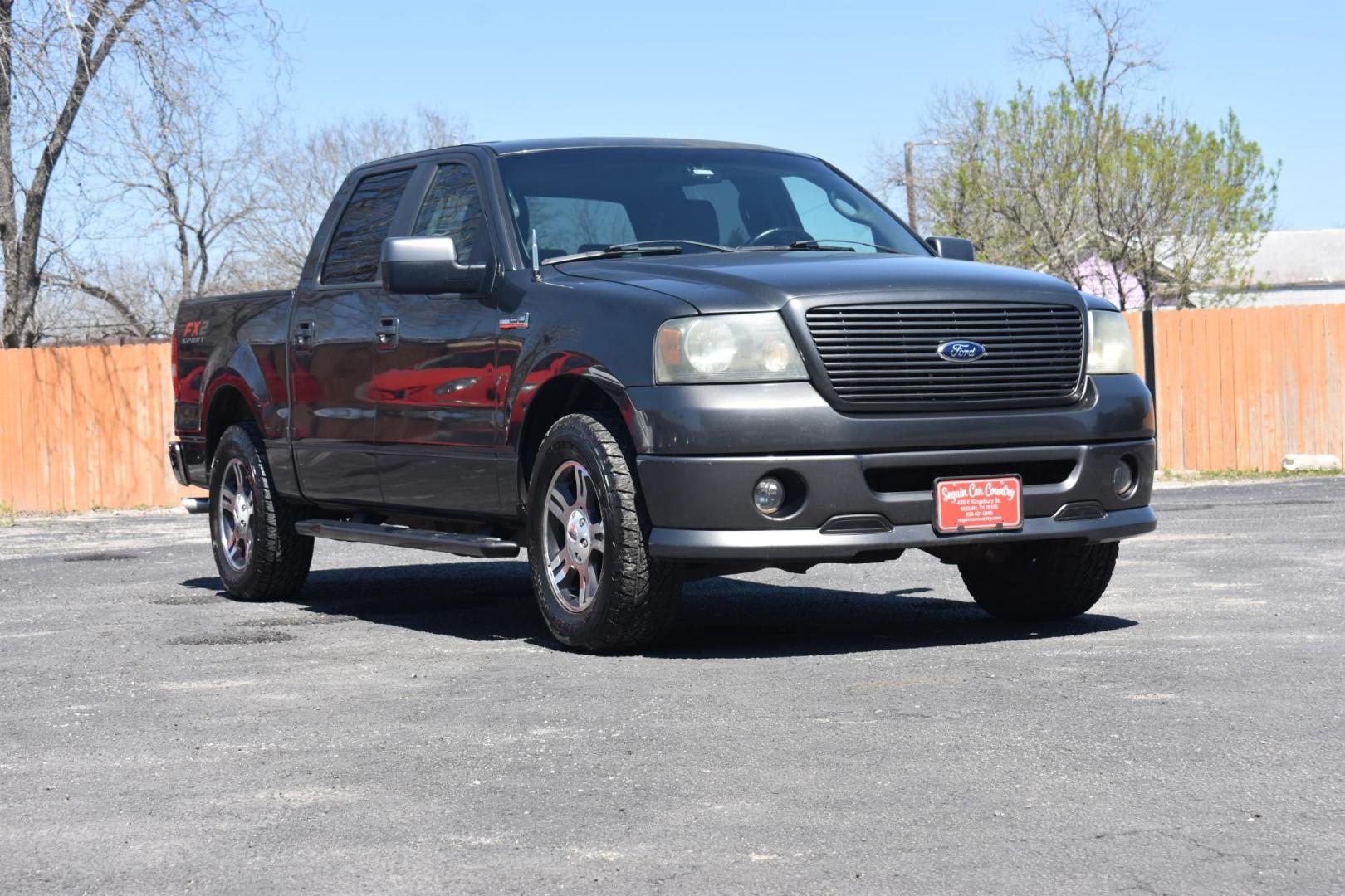 2007 GRAY Ford F-150 Lariat SuperCrew 2WD (1FTRW12WX7K) with an 4.6L V8 SOHC 16V engine, 4-Speed Automatic Overdrive transmission, located at 420 E. Kingsbury St., Seguin, TX, 78155, (830) 401-0495, 29.581060, -97.961647 - Photo#0