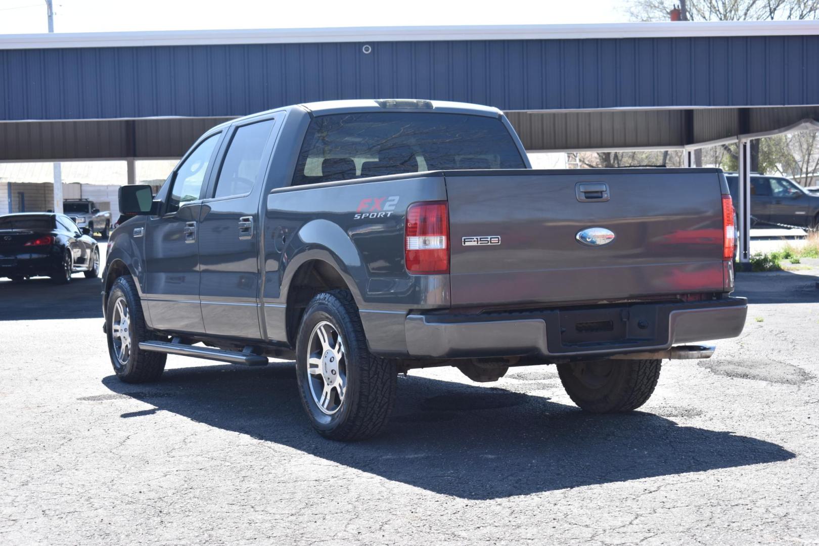 2007 GRAY Ford F-150 Lariat SuperCrew 2WD (1FTRW12WX7K) with an 4.6L V8 SOHC 16V engine, 4-Speed Automatic Overdrive transmission, located at 420 E. Kingsbury St., Seguin, TX, 78155, (830) 401-0495, 29.581060, -97.961647 - Photo#2