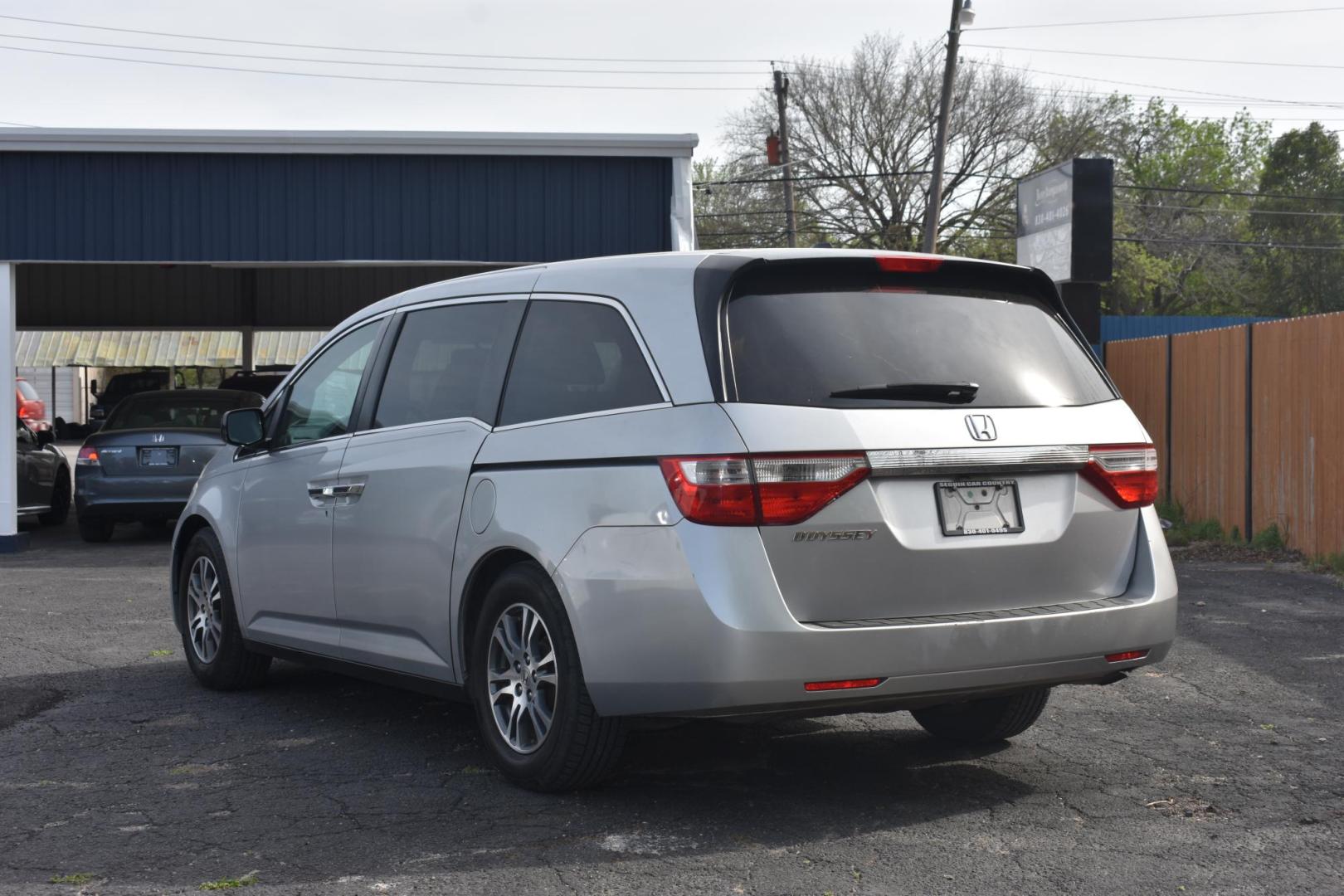 2013 SILVER Honda Odyssey EX-L (5FNRL5H69DB) with an 3.5L V6 SOHC 24V engine, 5-Speed Automatic transmission, located at 420 E. Kingsbury St., Seguin, TX, 78155, (830) 401-0495, 29.581060, -97.961647 - Photo#2