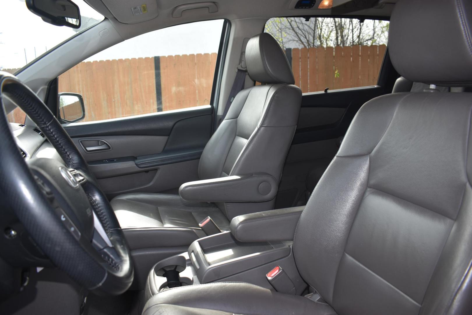 2013 SILVER Honda Odyssey EX-L (5FNRL5H69DB) with an 3.5L V6 SOHC 24V engine, 5-Speed Automatic transmission, located at 420 E. Kingsbury St., Seguin, TX, 78155, (830) 401-0495, 29.581060, -97.961647 - Photo#3