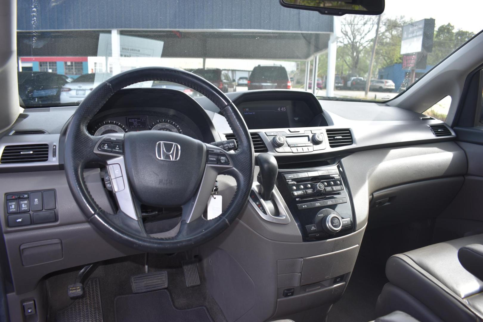 2013 SILVER Honda Odyssey EX-L (5FNRL5H69DB) with an 3.5L V6 SOHC 24V engine, 5-Speed Automatic transmission, located at 420 E. Kingsbury St., Seguin, TX, 78155, (830) 401-0495, 29.581060, -97.961647 - Photo#7