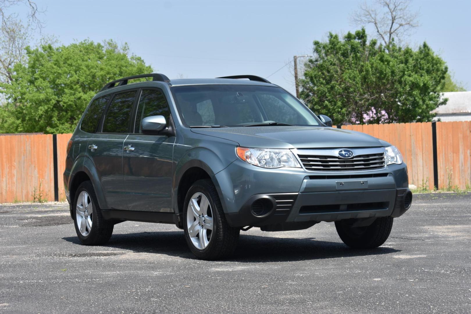 2010 BLUE Subaru Forester 2.5X Premium (JF2SH6CC8AH) with an 2.5L H4 SOHC 16V engine, 4-Speed Automatic transmission, located at 420 E. Kingsbury St., Seguin, TX, 78155, (830) 401-0495, 29.581060, -97.961647 - Photo#2