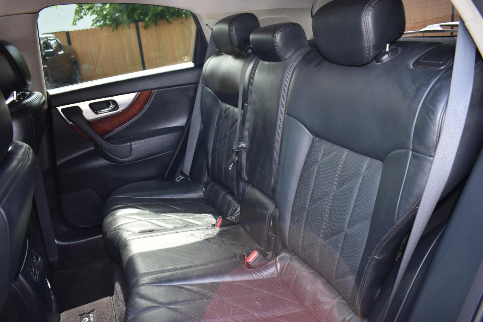 2011 BLACK Infiniti FX FX35 2WD (JN8AS1MU4BM) with an 3.5L V6 DOHC 24V engine, 5-Speed Automatic transmission, located at 420 E. Kingsbury St., Seguin, TX, 78155, (830) 401-0495, 29.581060, -97.961647 - Photo#4