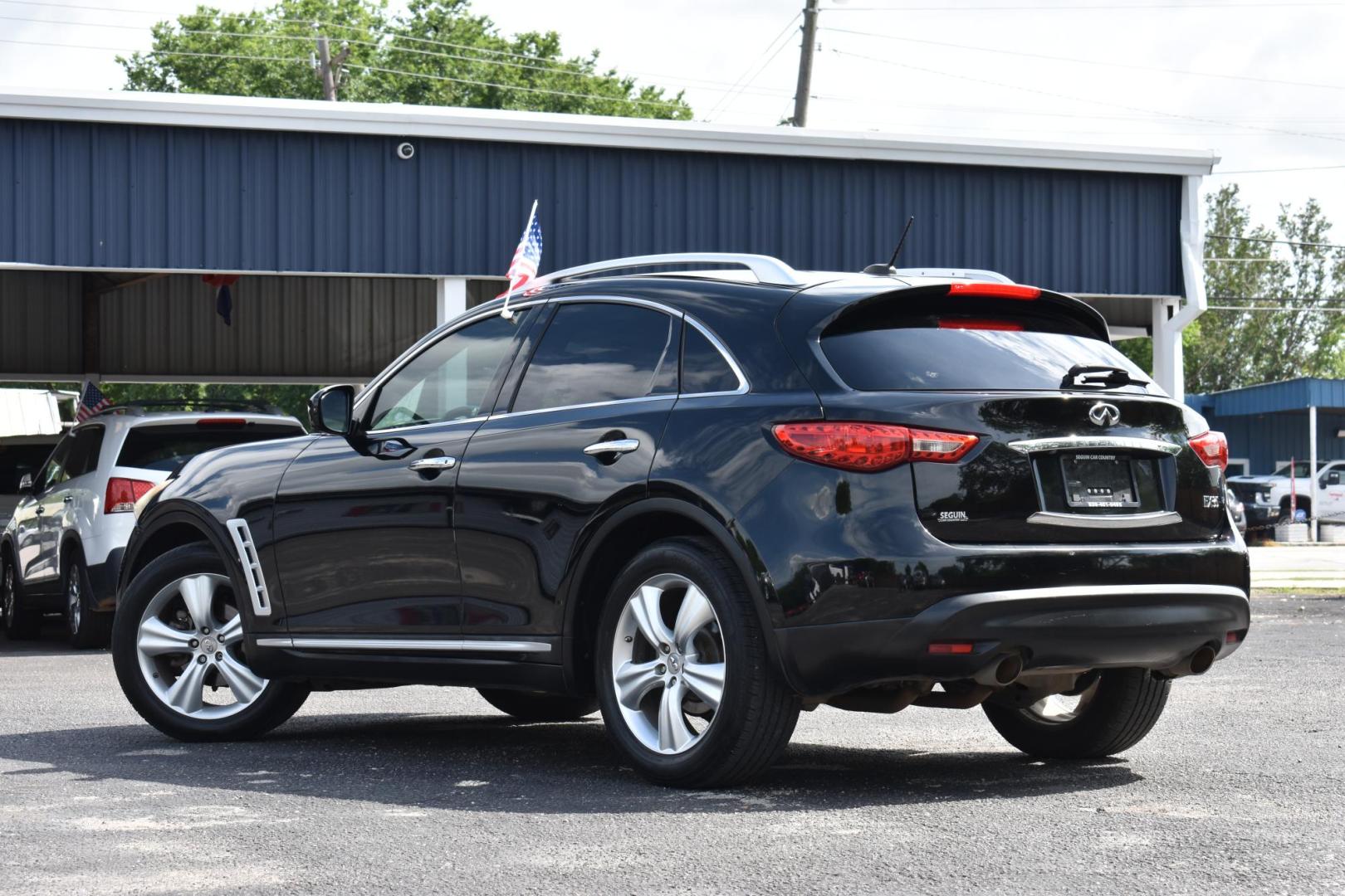 2011 BLACK Infiniti FX FX35 2WD (JN8AS1MU4BM) with an 3.5L V6 DOHC 24V engine, 5-Speed Automatic transmission, located at 420 E. Kingsbury St., Seguin, TX, 78155, (830) 401-0495, 29.581060, -97.961647 - Photo#2
