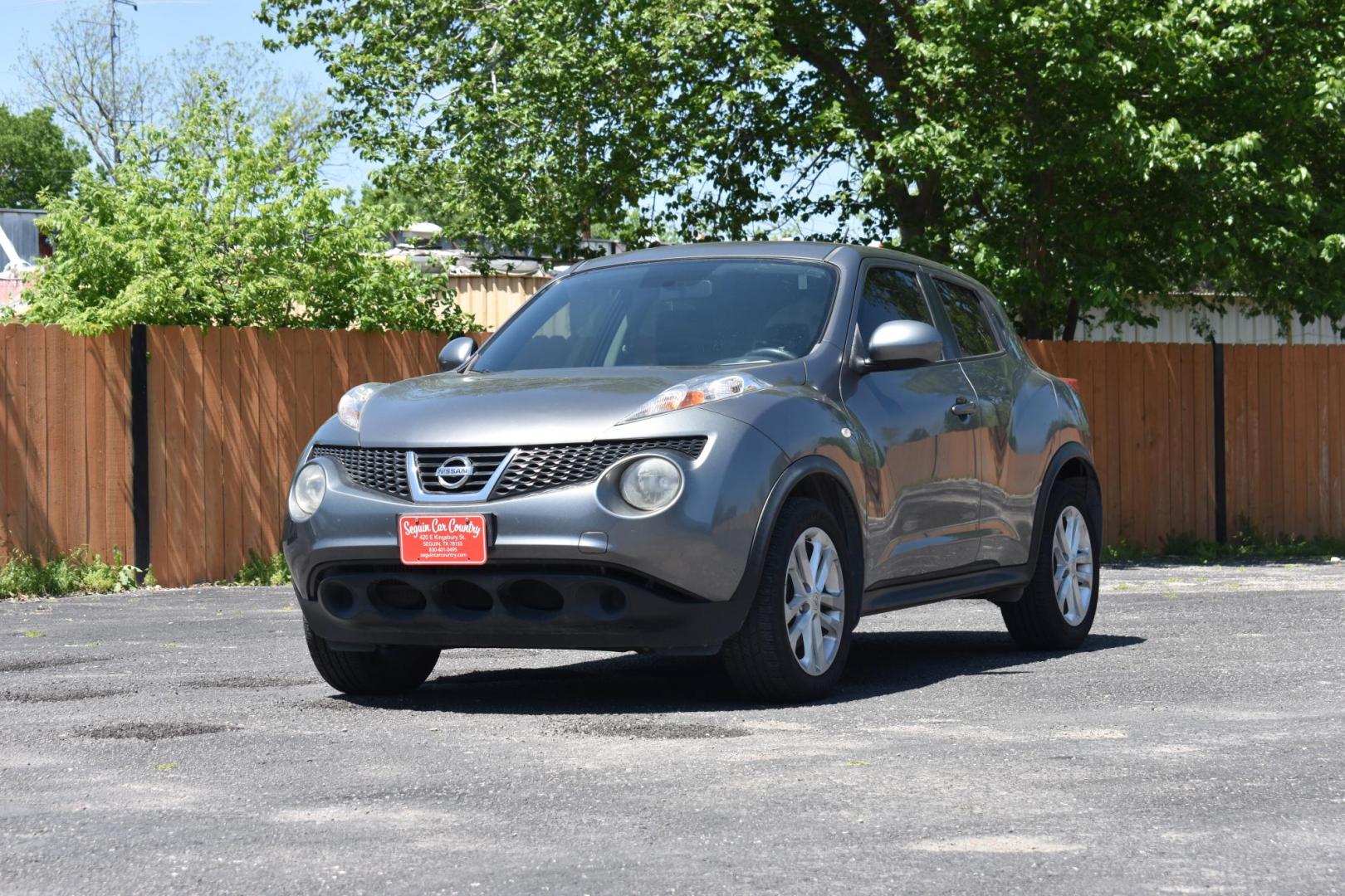 2014 GRAY Nissan Juke S FWD (JN8AF5MRXET) with an 1.6L L4 DOHC 16V engine, Continuously Variable Transmission transmission, located at 420 E. Kingsbury St., Seguin, TX, 78155, (830) 401-0495, 29.581060, -97.961647 - Photo#1