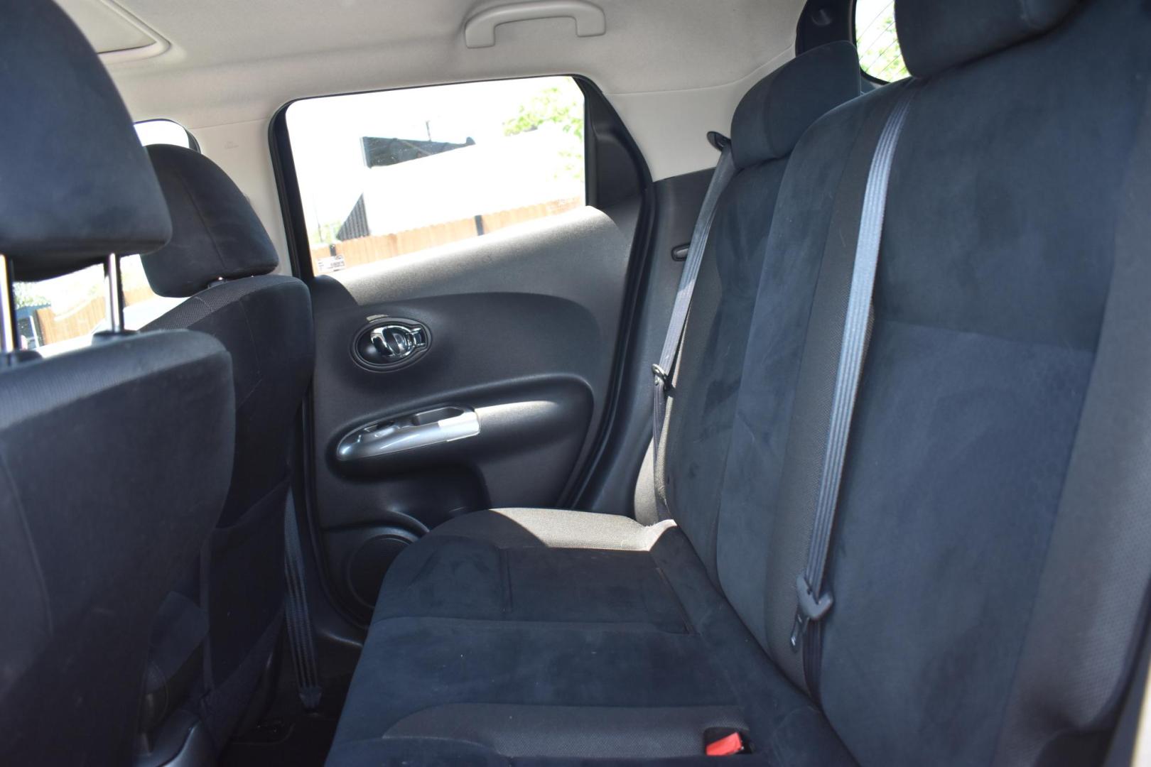 2014 GRAY Nissan Juke S FWD (JN8AF5MRXET) with an 1.6L L4 DOHC 16V engine, Continuously Variable Transmission transmission, located at 420 E. Kingsbury St., Seguin, TX, 78155, (830) 401-0495, 29.581060, -97.961647 - Photo#4