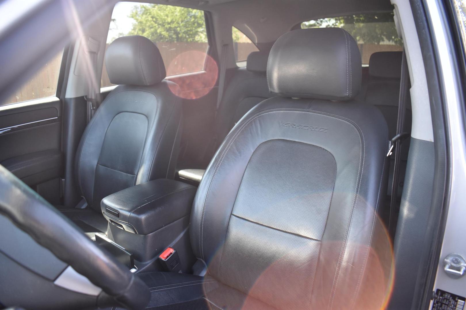 2011 SILVER Hyundai Veracruz GLS AWD (KM8NUDCC1BU) with an 3.8L V6 DOHC 24V engine, 6-Speed Automatic transmission, located at 420 E. Kingsbury St., Seguin, TX, 78155, (830) 401-0495, 29.581060, -97.961647 - Photo#3