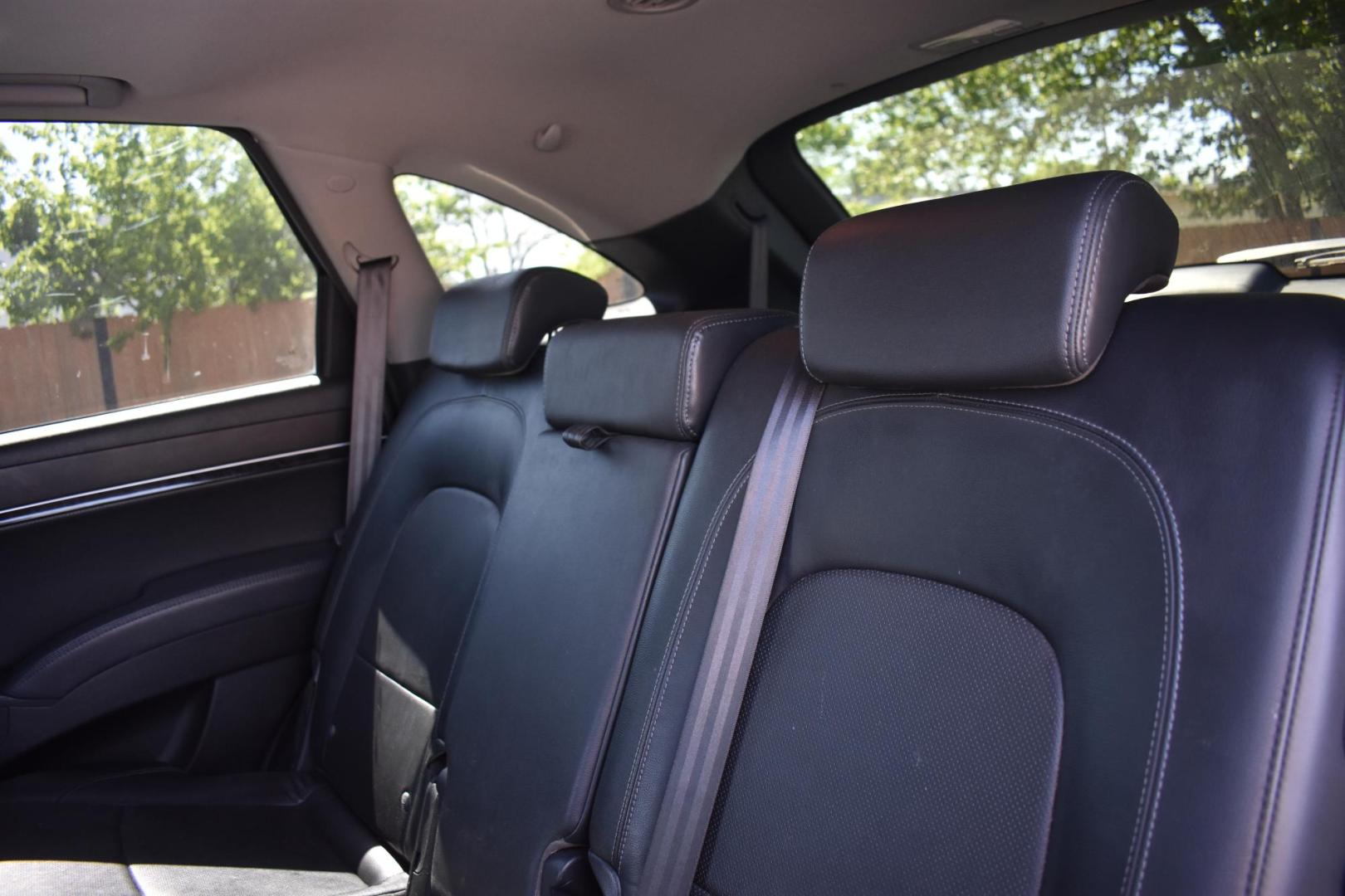 2011 SILVER Hyundai Veracruz GLS AWD (KM8NUDCC1BU) with an 3.8L V6 DOHC 24V engine, 6-Speed Automatic transmission, located at 420 E. Kingsbury St., Seguin, TX, 78155, (830) 401-0495, 29.581060, -97.961647 - Photo#4