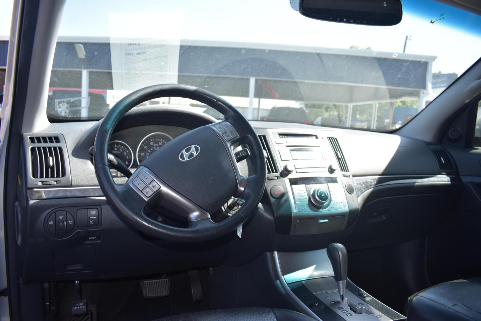 2011 SILVER Hyundai Veracruz GLS AWD (KM8NUDCC1BU) with an 3.8L V6 DOHC 24V engine, 6-Speed Automatic transmission, located at 420 E. Kingsbury St., Seguin, TX, 78155, (830) 401-0495, 29.581060, -97.961647 - Photo#5