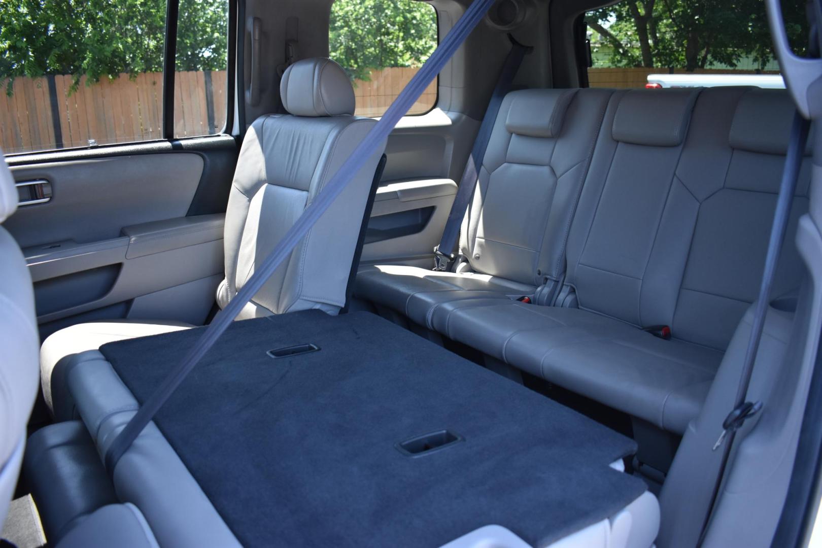 2010 WHITE Honda Pilot Touring 2WD 5-Spd AT (5FNYF3H85AB) with an 3.5L V6 SOHC 24V engine, 5-Speed Automatic transmission, located at 420 E. Kingsbury St., Seguin, TX, 78155, (830) 401-0495, 29.581060, -97.961647 - Photo#4