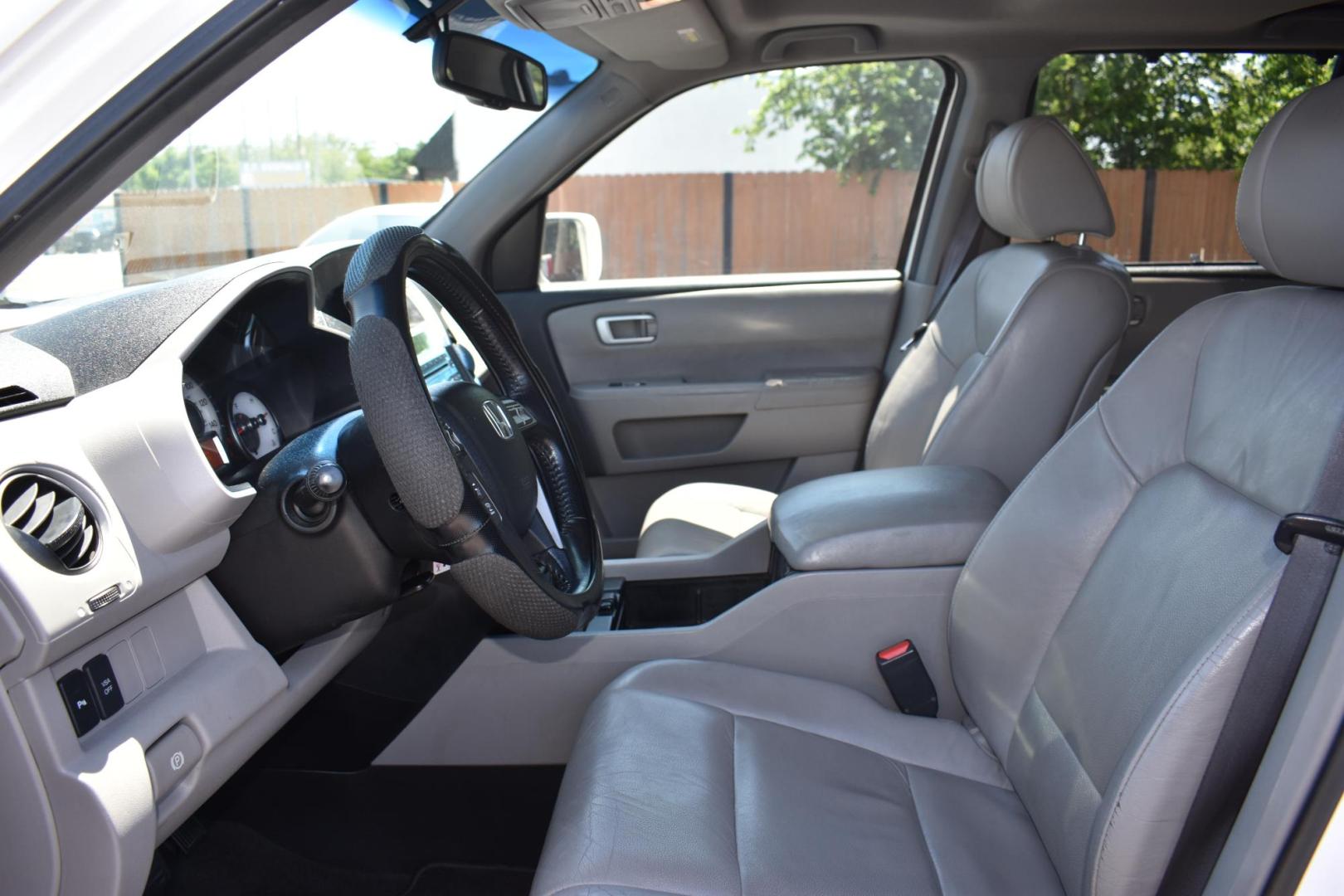 2010 WHITE Honda Pilot Touring 2WD 5-Spd AT (5FNYF3H85AB) with an 3.5L V6 SOHC 24V engine, 5-Speed Automatic transmission, located at 420 E. Kingsbury St., Seguin, TX, 78155, (830) 401-0495, 29.581060, -97.961647 - Photo#5