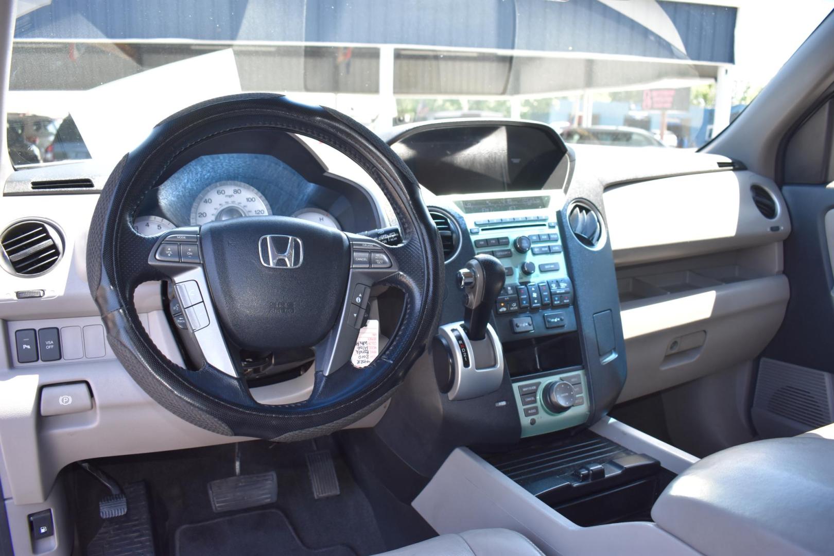 2010 WHITE Honda Pilot Touring 2WD 5-Spd AT (5FNYF3H85AB) with an 3.5L V6 SOHC 24V engine, 5-Speed Automatic transmission, located at 420 E. Kingsbury St., Seguin, TX, 78155, (830) 401-0495, 29.581060, -97.961647 - Photo#3
