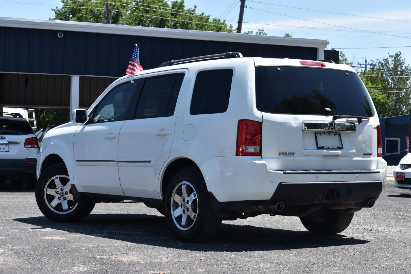 2010 WHITE Honda Pilot Touring 2WD 5-Spd AT (5FNYF3H85AB) with an 3.5L V6 SOHC 24V engine, 5-Speed Automatic transmission, located at 420 E. Kingsbury St., Seguin, TX, 78155, (830) 401-0495, 29.581060, -97.961647 - Photo#2