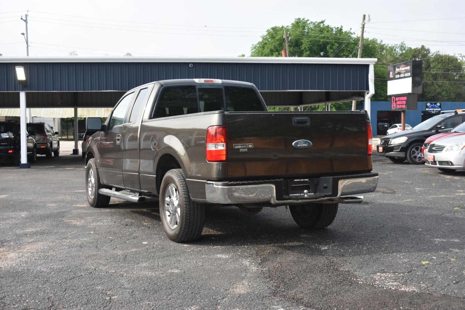 2007 GRAY Ford F-150 Lariat SuperCab 2WD (1FTRX12W77F) with an 4.6L V8 SOHC 16V engine, 4-Speed Automatic Overdrive transmission, located at 420 E. Kingsbury St., Seguin, TX, 78155, (830) 401-0495, 29.581060, -97.961647 - Photo#2