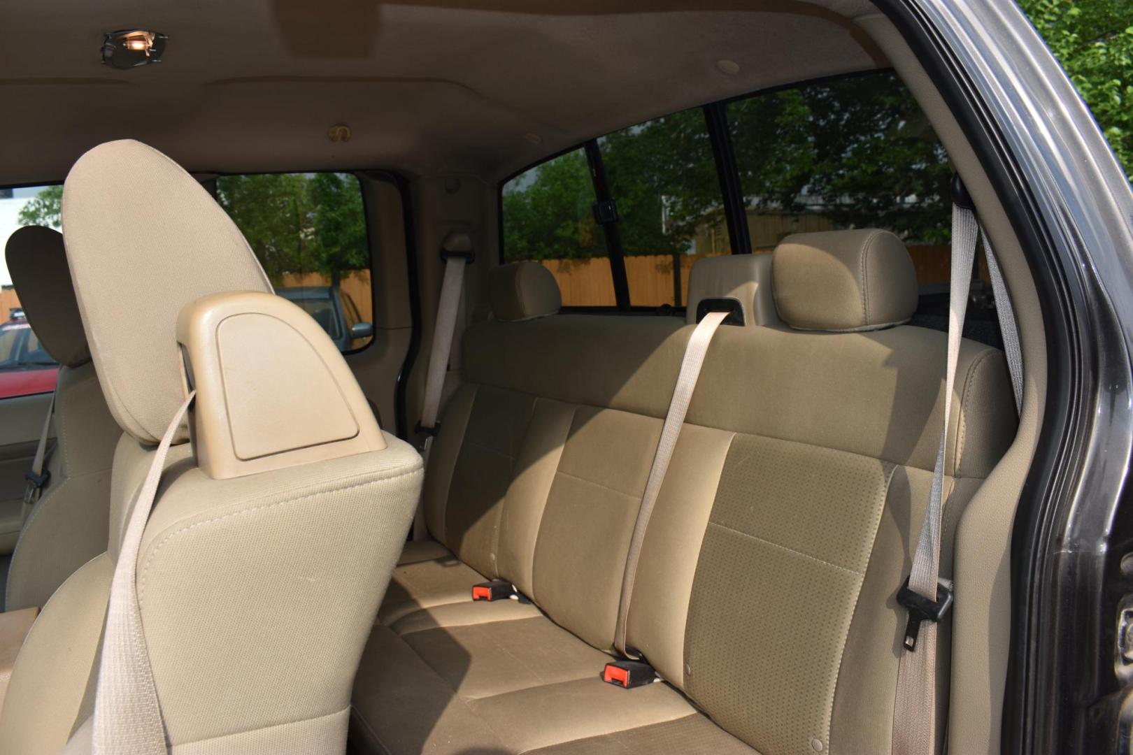 2007 GRAY Ford F-150 Lariat SuperCab 2WD (1FTRX12W77F) with an 4.6L V8 SOHC 16V engine, 4-Speed Automatic Overdrive transmission, located at 420 E. Kingsbury St., Seguin, TX, 78155, (830) 401-0495, 29.581060, -97.961647 - Photo#4