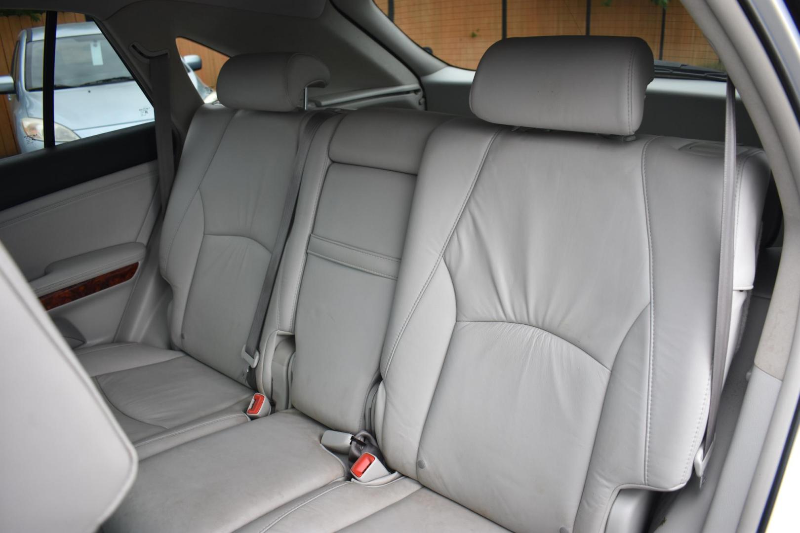2008 SILVER Lexus RX 350 FWD (2T2GK31U28C) with an 3.5L V6 DOHC 24V engine, 5-Speed Automatic Overdrive transmission, located at 420 E. Kingsbury St., Seguin, TX, 78155, (830) 401-0495, 29.581060, -97.961647 - Photo#4
