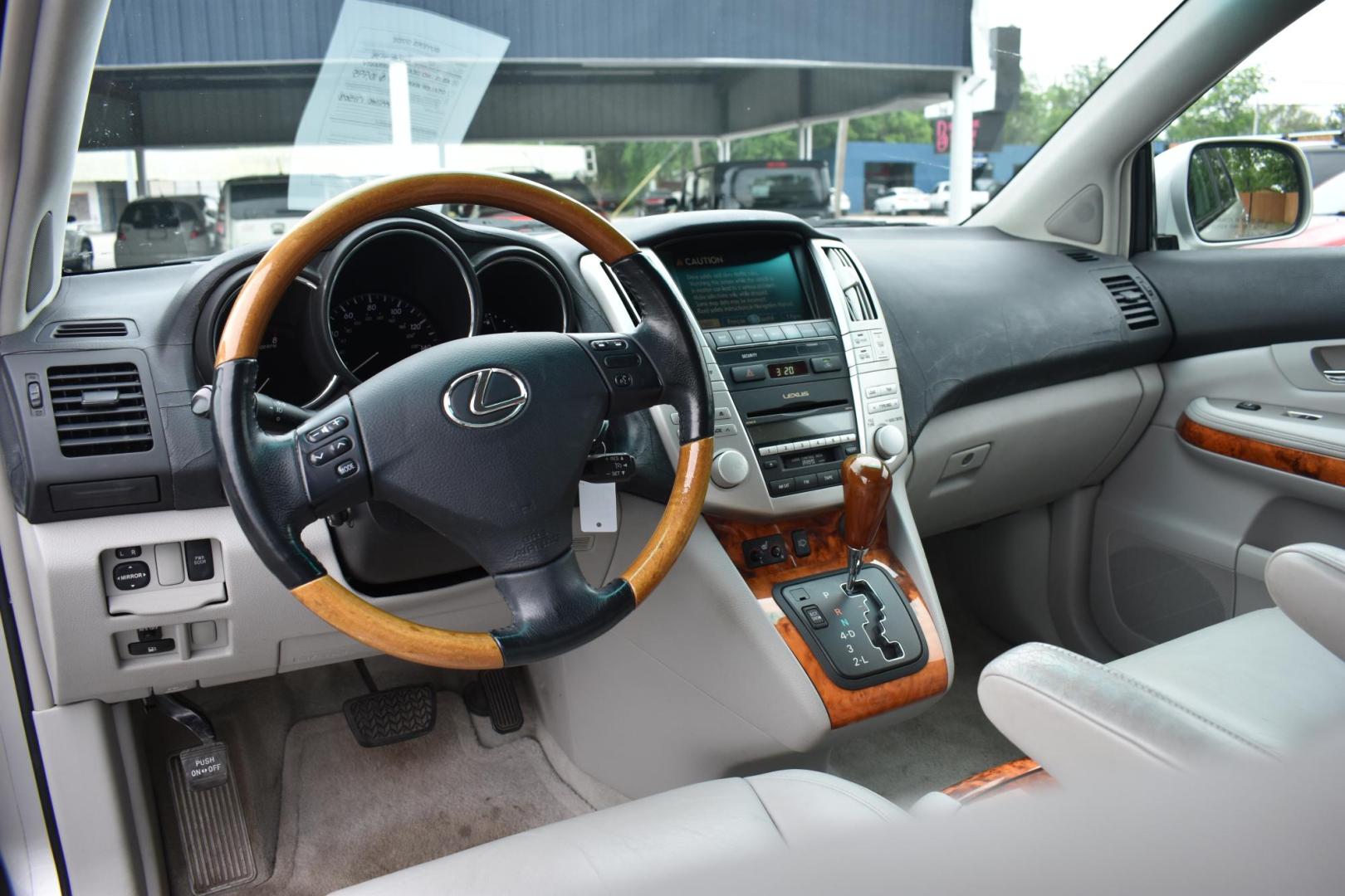 2008 SILVER Lexus RX 350 FWD (2T2GK31U28C) with an 3.5L V6 DOHC 24V engine, 5-Speed Automatic Overdrive transmission, located at 420 E. Kingsbury St., Seguin, TX, 78155, (830) 401-0495, 29.581060, -97.961647 - Photo#5