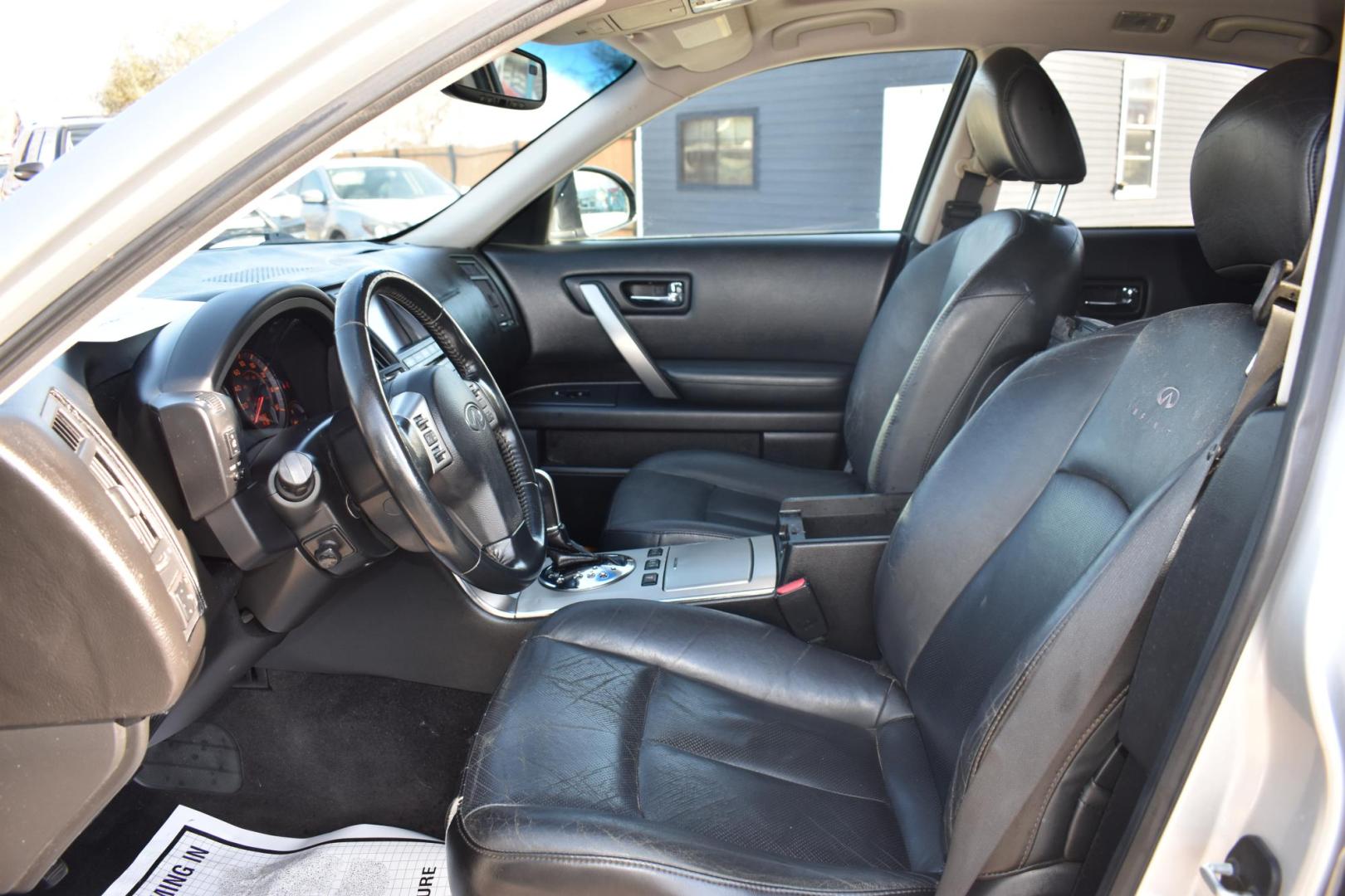 2006 SILVER Infiniti FX FX35 2WD (JNRAS08U76X) with an 3.5L V6 DOHC 24V engine, 5-Speed Automatic Overdrive transmission, located at 420 E. Kingsbury St., Seguin, TX, 78155, (830) 401-0495, 29.581060, -97.961647 - Photo#4