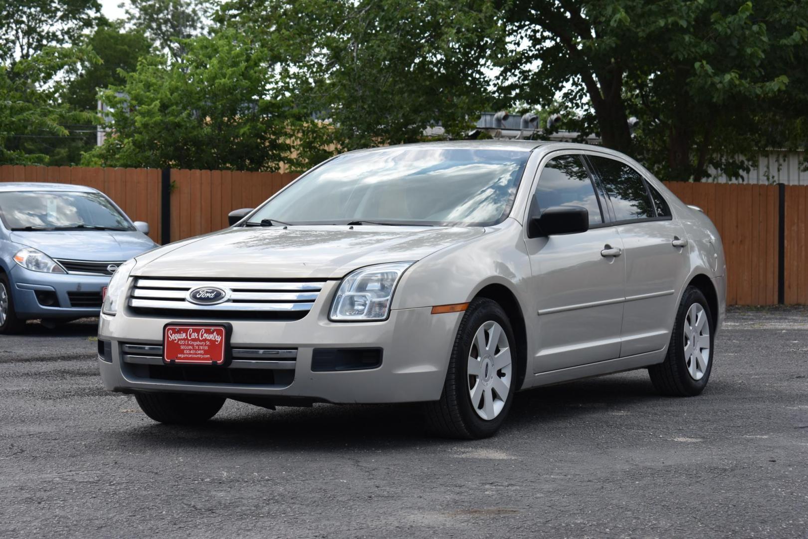 2009 SILVER Ford Fusion I4 S (3FAHP06ZX9R) with an 2.3L L4 DOHC 16V engine, located at 420 E. Kingsbury St., Seguin, TX, 78155, (830) 401-0495, 29.581060, -97.961647 - Photo#2