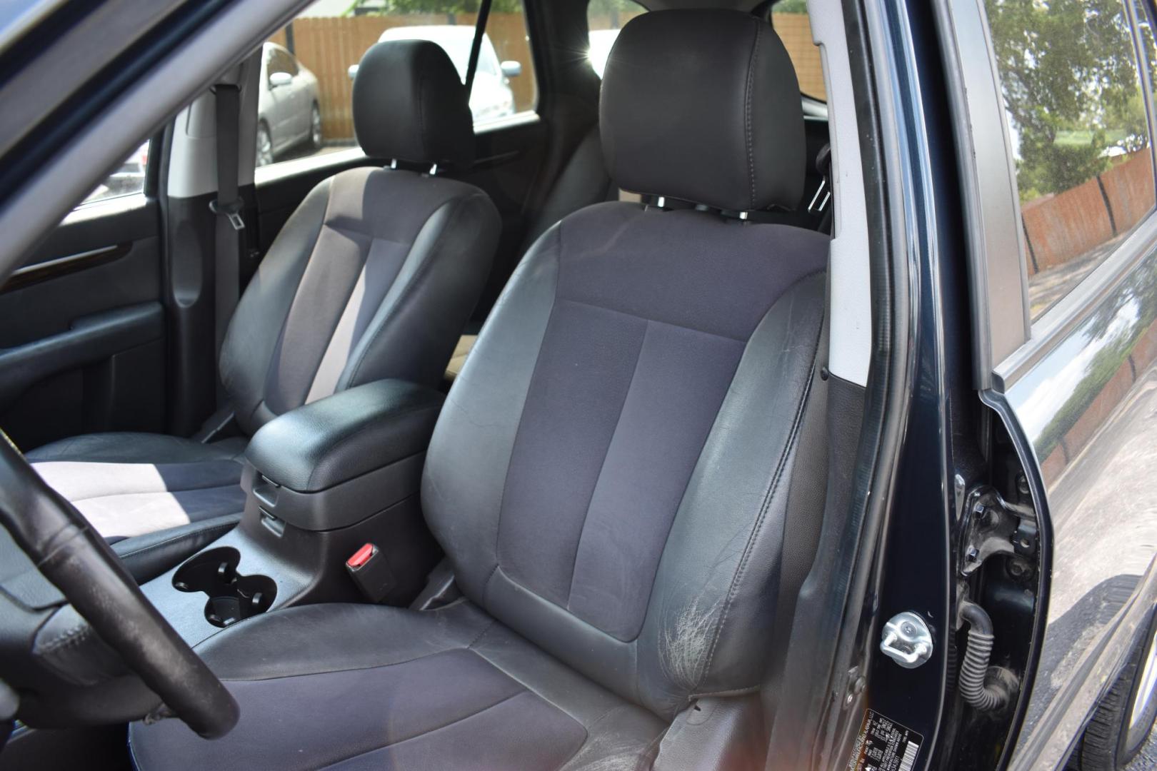 2010 BLUE Hyundai Santa Fe SE 3.5 FWD (5NMSH4AG3AH) with an 3.5L V6 DOHC 24V engine, 6-Speed Automatic transmission, located at 420 E. Kingsbury St., Seguin, TX, 78155, (830) 401-0495, 29.581060, -97.961647 - Photo#4