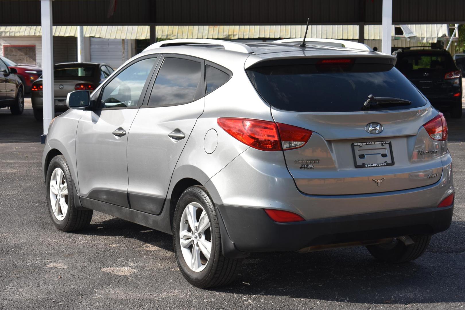 2011 GRAY Hyundai Tucson Limited Auto AWD (KM8JUCAC2BU) with an 2.4L L4 DOHC 16V engine, 6-Speed Automatic transmission, located at 420 E. Kingsbury St., Seguin, TX, 78155, (830) 401-0495, 29.581060, -97.961647 - Photo#3