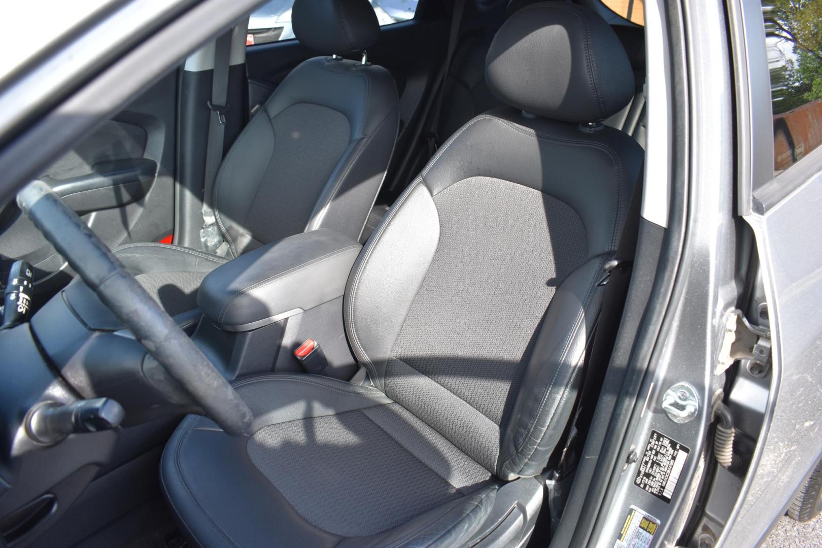 2011 GRAY Hyundai Tucson Limited Auto AWD (KM8JUCAC2BU) with an 2.4L L4 DOHC 16V engine, 6-Speed Automatic transmission, located at 420 E. Kingsbury St., Seguin, TX, 78155, (830) 401-0495, 29.581060, -97.961647 - Photo#4