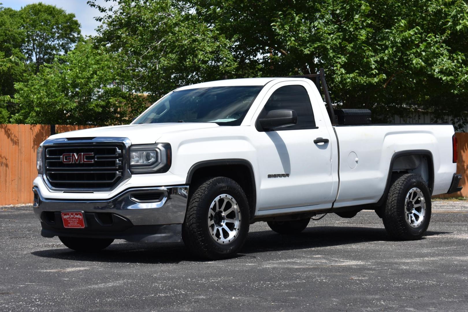 2016 WHITE GMC Sierra 1500 Base Long Box 2WD (1GTN1LEC4GZ) with an 5.3L V8 OHV 16V engine, 6A transmission, located at 420 E. Kingsbury St., Seguin, TX, 78155, (830) 401-0495, 29.581060, -97.961647 - Photo#2