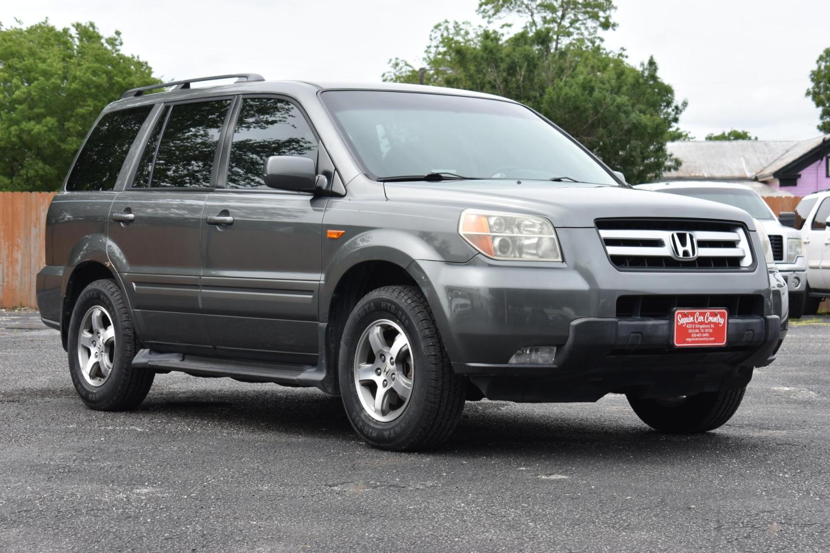 2007 GRAY Honda Pilot EX 2WD (5FNYF28447B) with an 3.5L V6 SOHC 24V engine, 5-Speed Automatic Overdrive transmission, located at 420 E. Kingsbury St., Seguin, TX, 78155, (830) 401-0495, 29.581060, -97.961647 - Photo#1