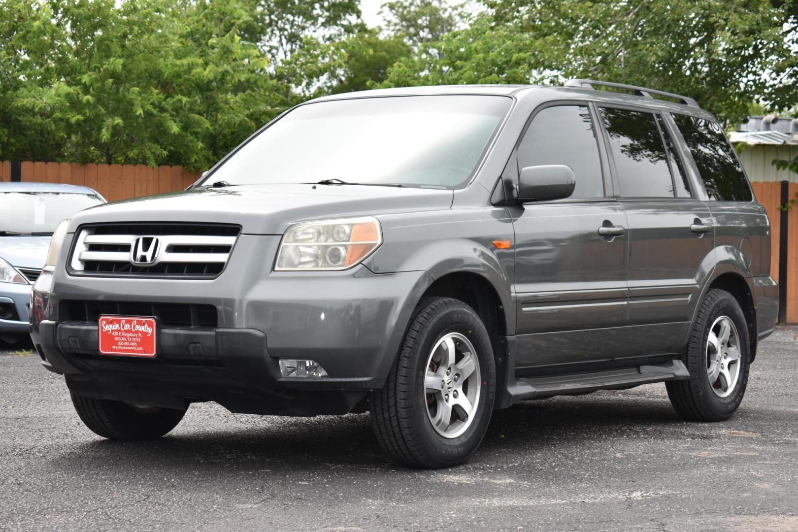 2007 GRAY Honda Pilot EX 2WD (5FNYF28447B) with an 3.5L V6 SOHC 24V engine, 5-Speed Automatic Overdrive transmission, located at 420 E. Kingsbury St., Seguin, TX, 78155, (830) 401-0495, 29.581060, -97.961647 - Photo#2