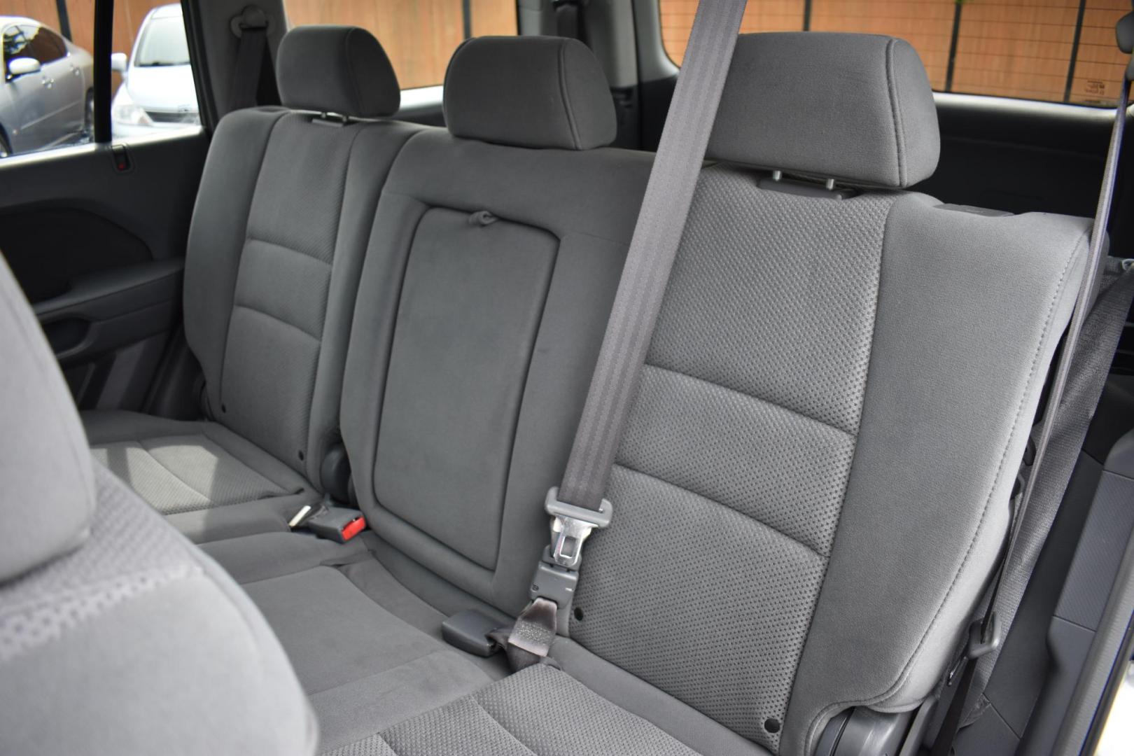 2007 GRAY Honda Pilot EX 2WD (5FNYF28447B) with an 3.5L V6 SOHC 24V engine, 5-Speed Automatic Overdrive transmission, located at 420 E. Kingsbury St., Seguin, TX, 78155, (830) 401-0495, 29.581060, -97.961647 - Photo#5