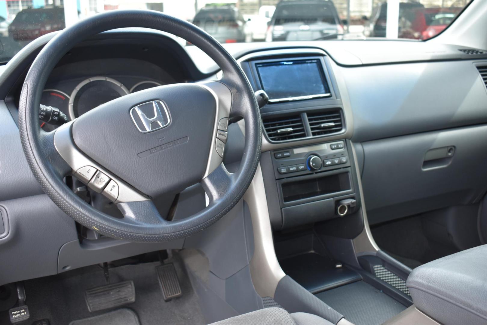 2007 GRAY Honda Pilot EX 2WD (5FNYF28447B) with an 3.5L V6 SOHC 24V engine, 5-Speed Automatic Overdrive transmission, located at 420 E. Kingsbury St., Seguin, TX, 78155, (830) 401-0495, 29.581060, -97.961647 - Photo#6