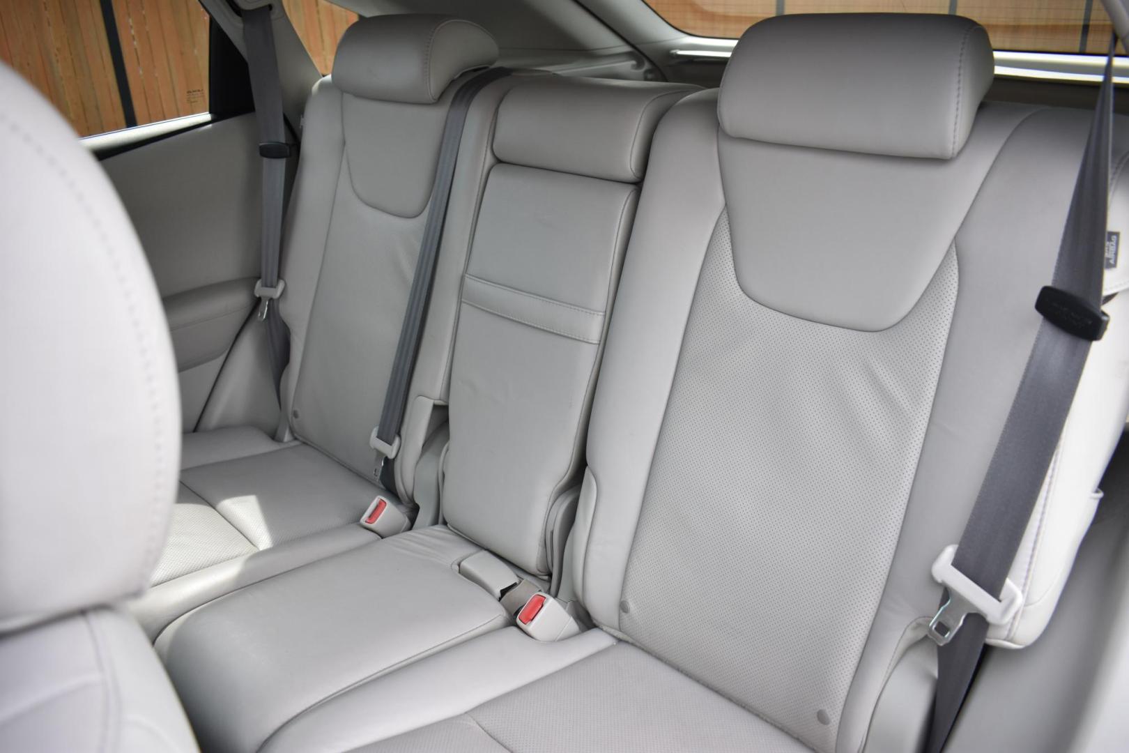 2010 GRAY Lexus RX 350 FWD (2T2ZK1BA2AC) with an 3.5L V6 DOHC 24V engine, 5-Speed Automatic Overdrive transmission, located at 420 E. Kingsbury St., Seguin, TX, 78155, (830) 401-0495, 29.581060, -97.961647 - Photo#5