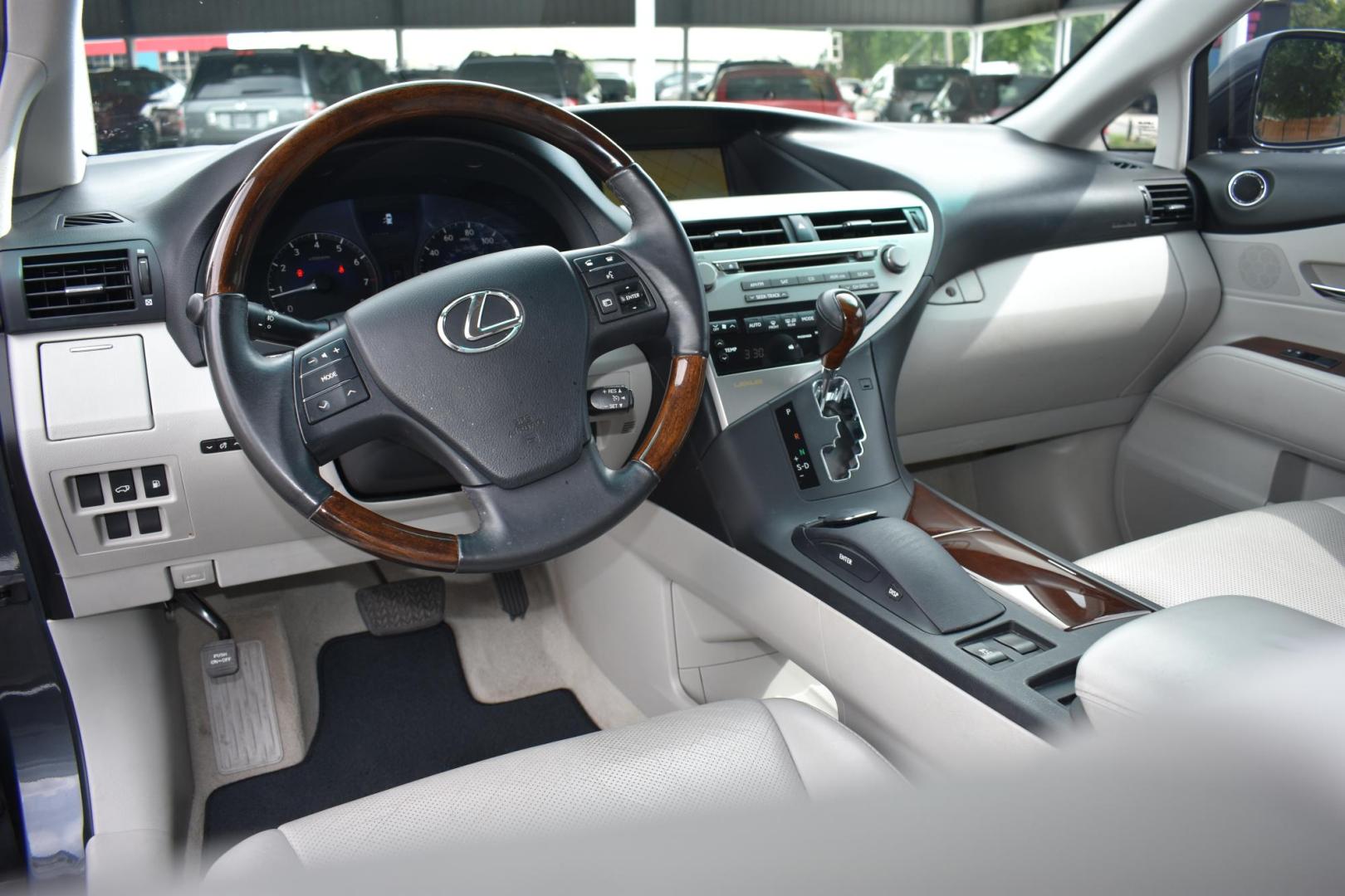 2010 GRAY Lexus RX 350 FWD (2T2ZK1BA2AC) with an 3.5L V6 DOHC 24V engine, 5-Speed Automatic Overdrive transmission, located at 420 E. Kingsbury St., Seguin, TX, 78155, (830) 401-0495, 29.581060, -97.961647 - Photo#6