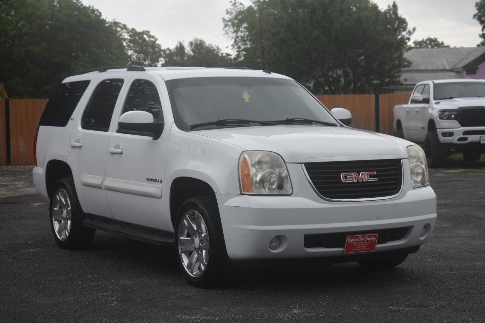 2008 WHITE GMC Yukon SLE-1 2WD (1GKFC13038R) with an 5.3L V8 OHV 16V FFV engine, 4-Speed Automatic Overdrive transmission, located at 420 E. Kingsbury St., Seguin, TX, 78155, (830) 401-0495, 29.581060, -97.961647 - Photo#1