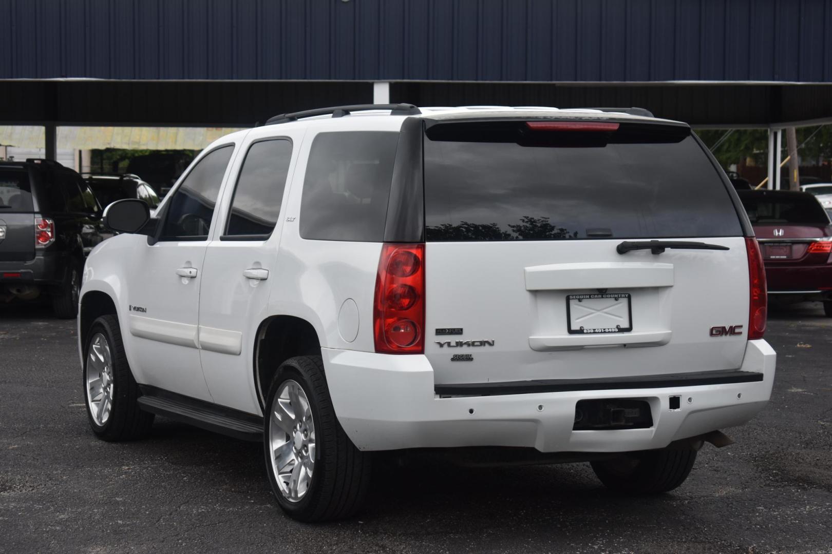 2008 WHITE GMC Yukon SLE-1 2WD (1GKFC13038R) with an 5.3L V8 OHV 16V FFV engine, 4-Speed Automatic Overdrive transmission, located at 420 E. Kingsbury St., Seguin, TX, 78155, (830) 401-0495, 29.581060, -97.961647 - Photo#3