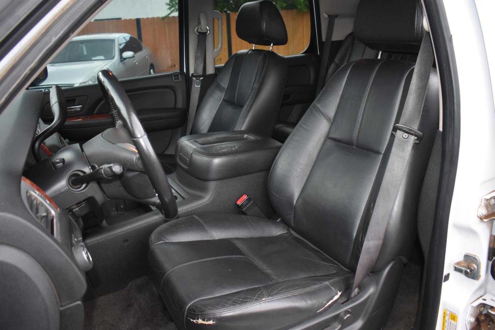 2008 WHITE GMC Yukon SLE-1 2WD (1GKFC13038R) with an 5.3L V8 OHV 16V FFV engine, 4-Speed Automatic Overdrive transmission, located at 420 E. Kingsbury St., Seguin, TX, 78155, (830) 401-0495, 29.581060, -97.961647 - Photo#4