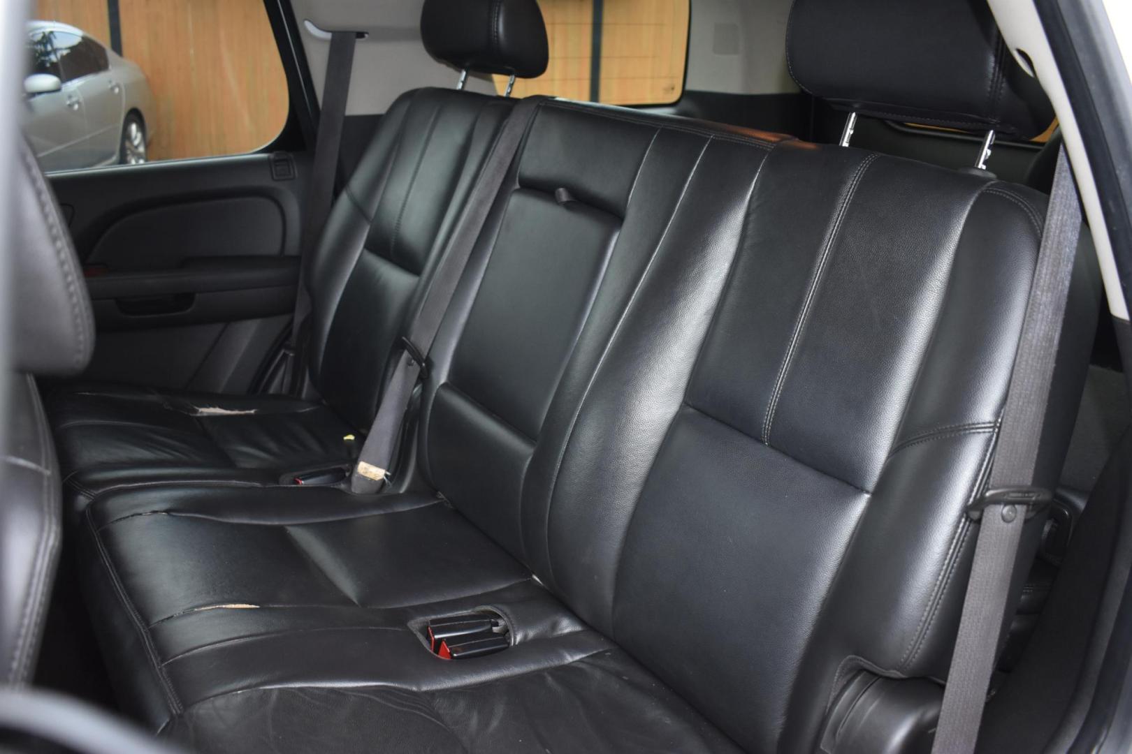 2008 WHITE GMC Yukon SLE-1 2WD (1GKFC13038R) with an 5.3L V8 OHV 16V FFV engine, 4-Speed Automatic Overdrive transmission, located at 420 E. Kingsbury St., Seguin, TX, 78155, (830) 401-0495, 29.581060, -97.961647 - Photo#5